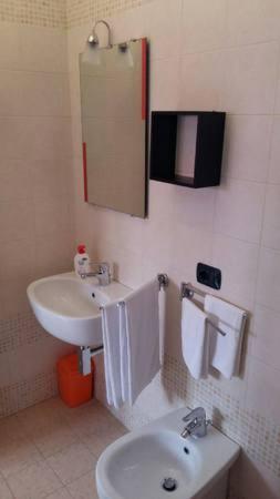 Double Room with Private Bathroom - Photo 6