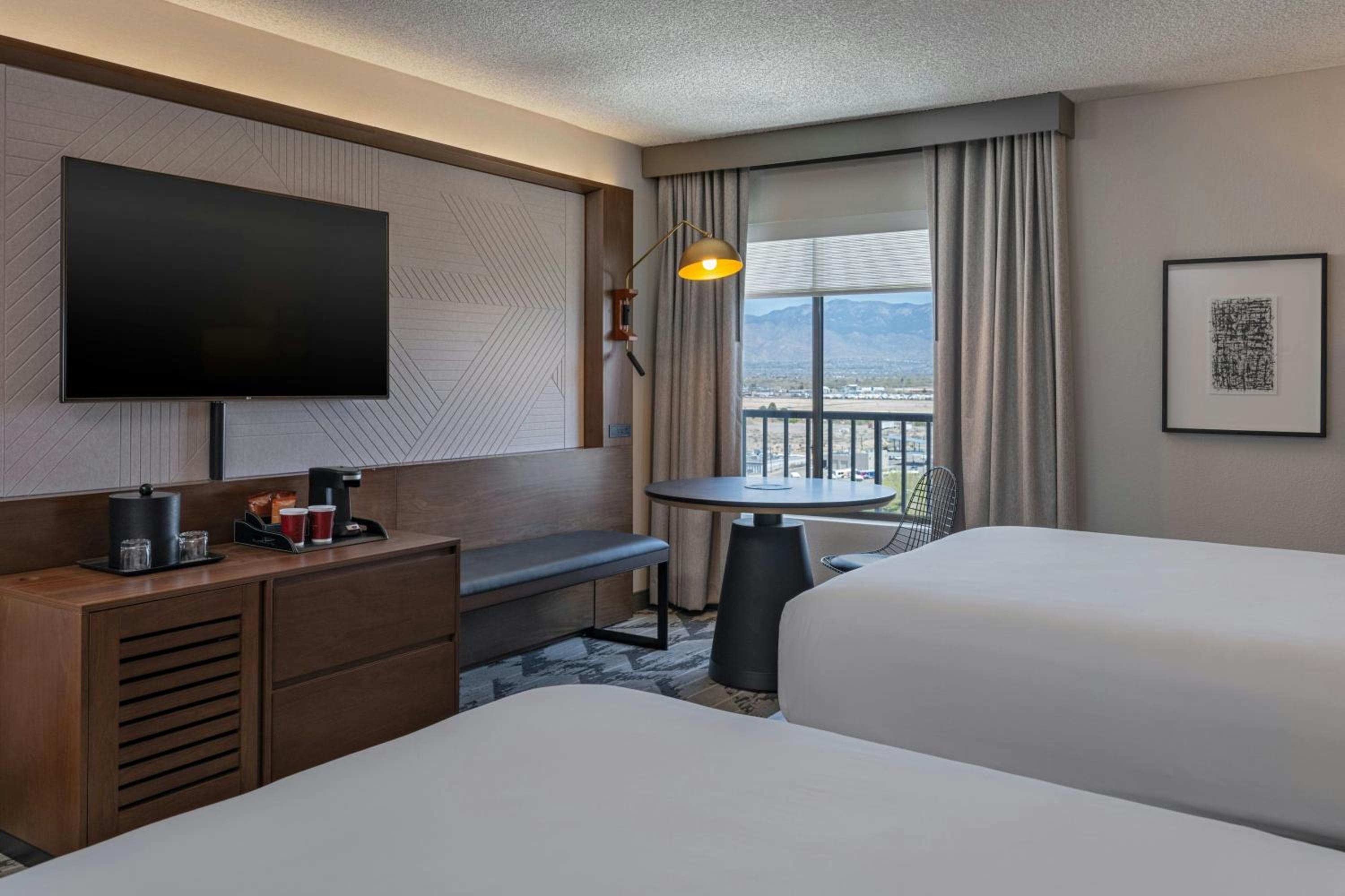 Club level, Club Guest room, 2 Queen, High floor - Photo 2