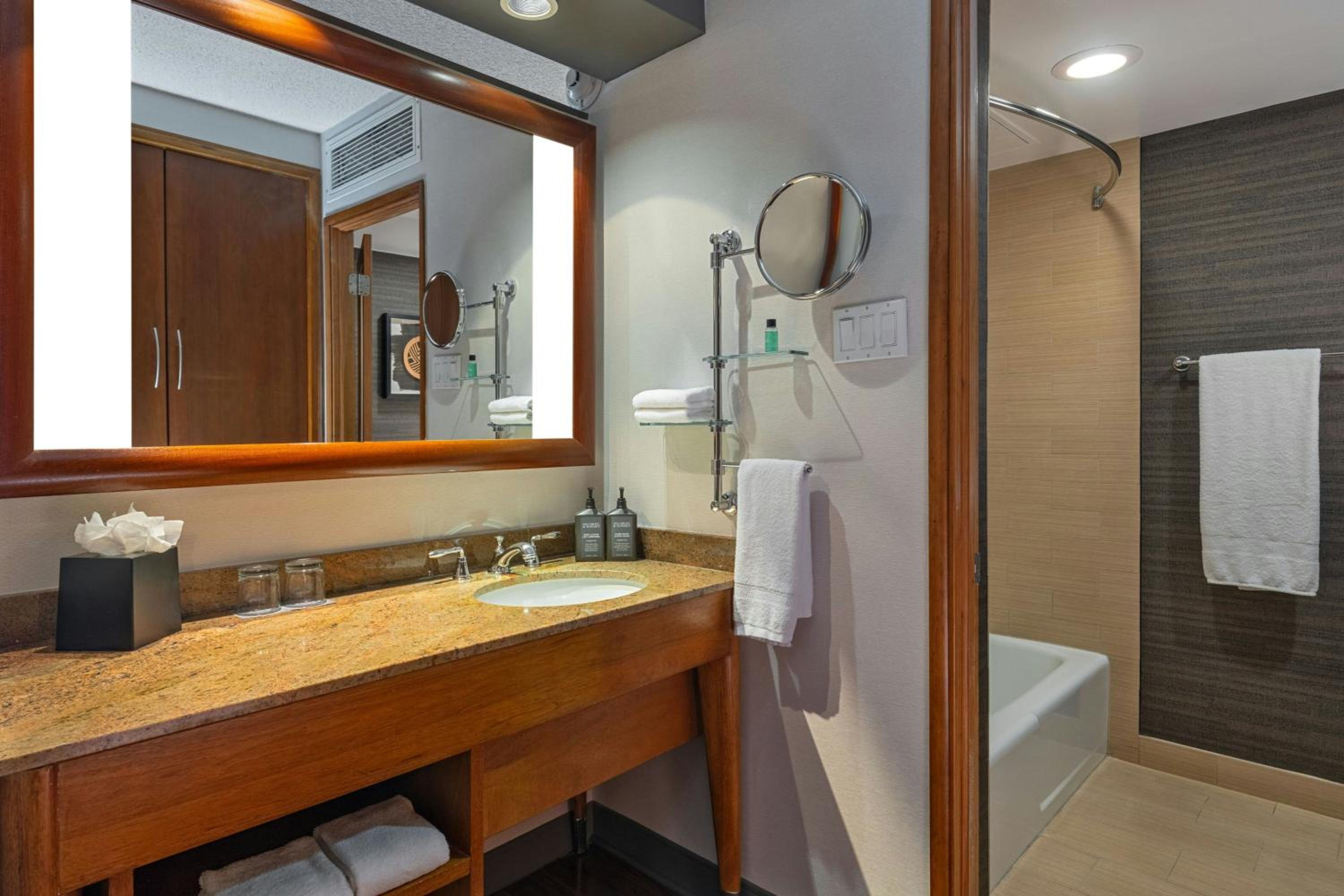Club level, Club Guest room, 2 Queen, High floor - Photo 3