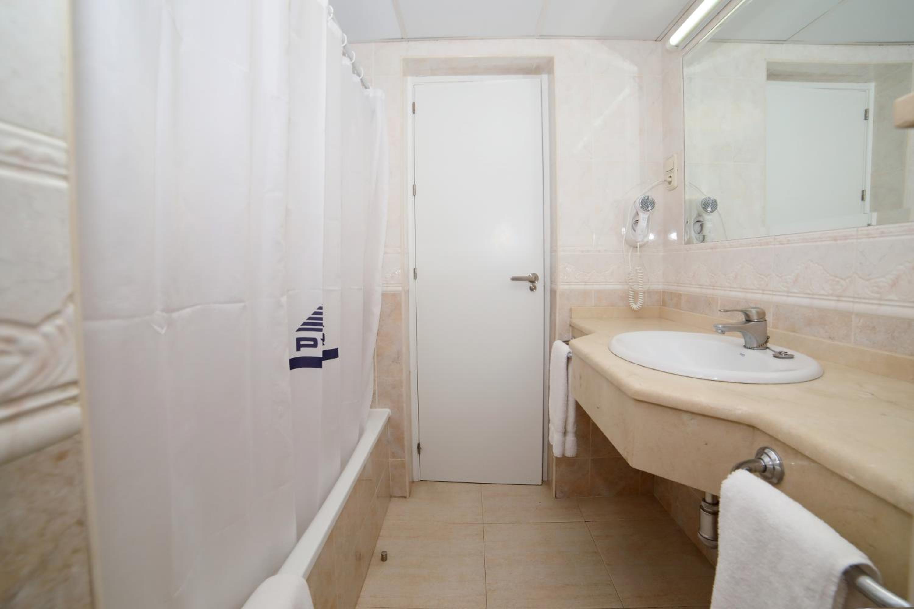 One-Bedroom Apartment with Sea View and Terrace photo 3