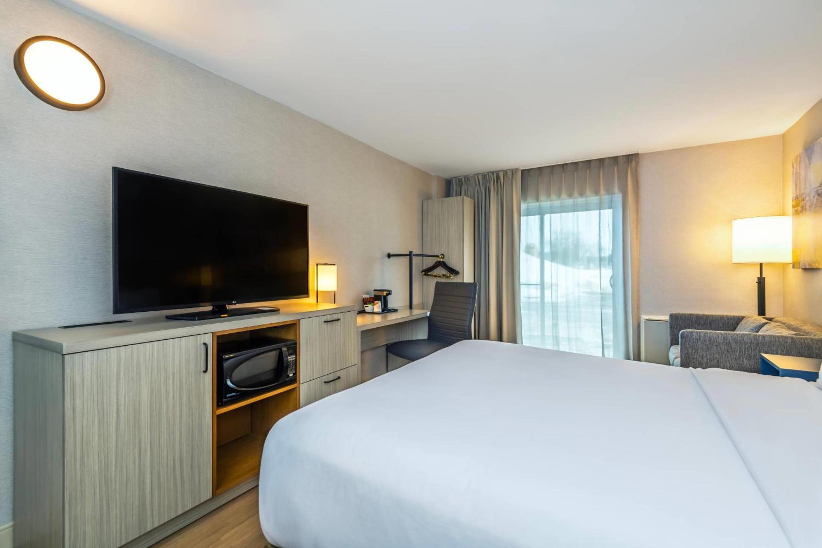 Superior King Room - Non-Smoking - Photo 2
