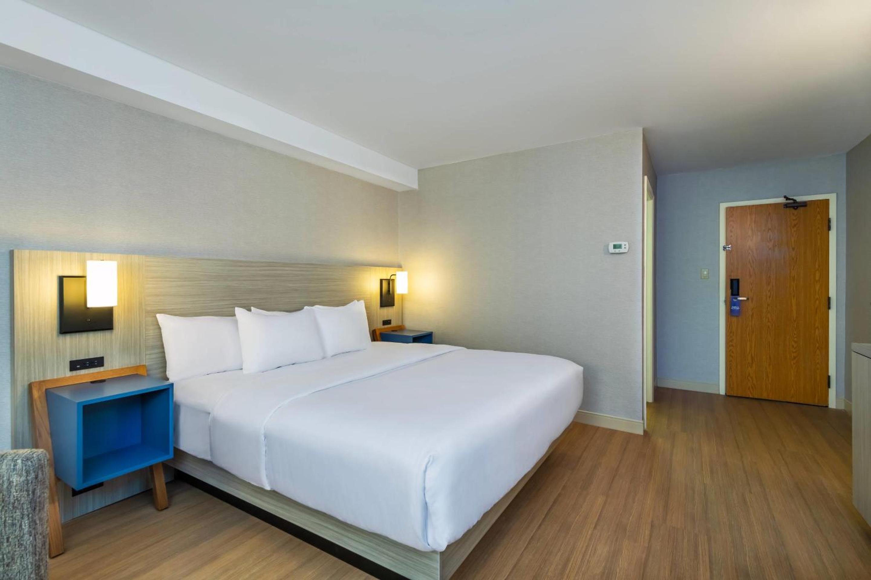 King Room - Non-Smoking - Photo 2