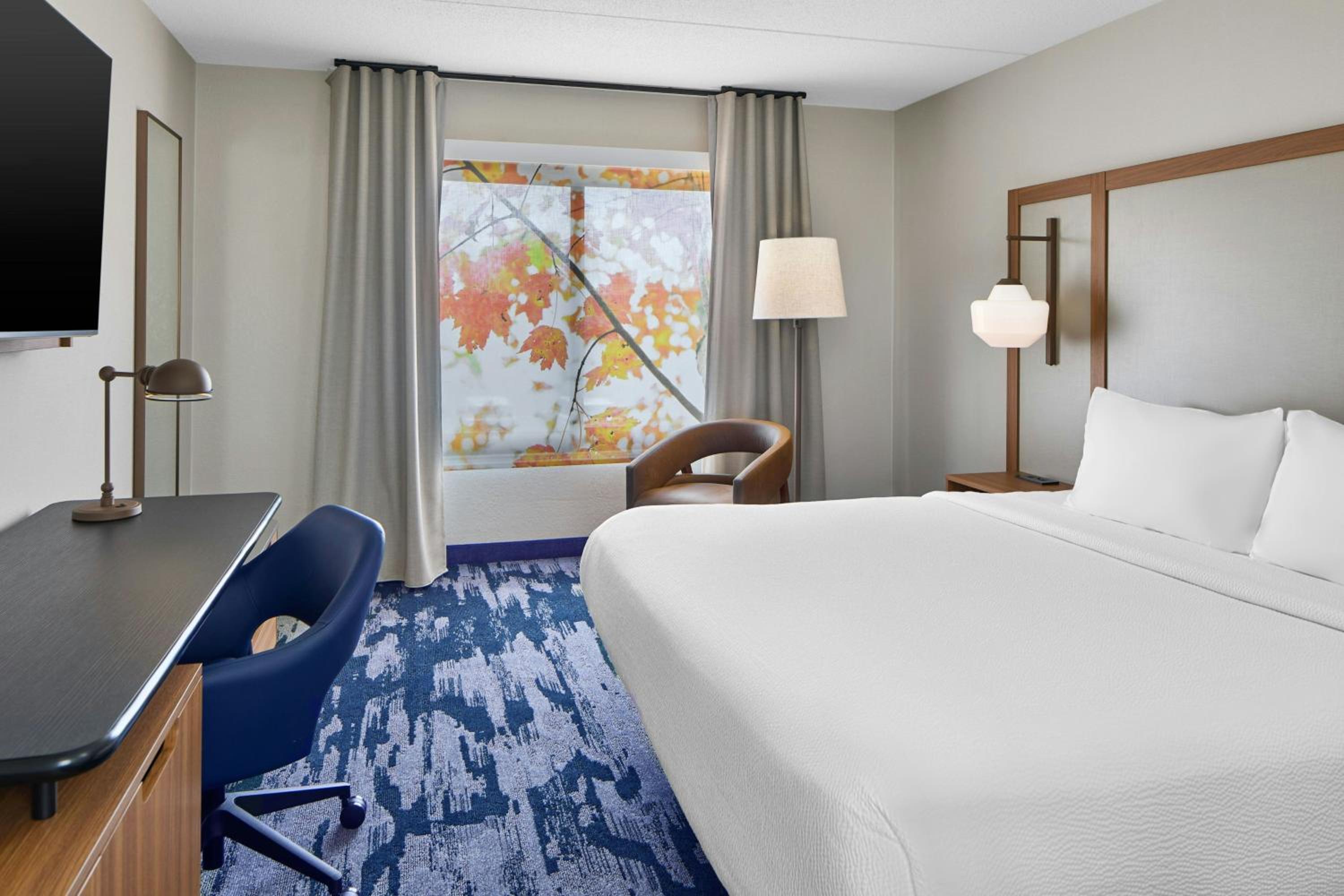 King Room with Adapted Tub - Mobility and Hearing Accessible photo 2