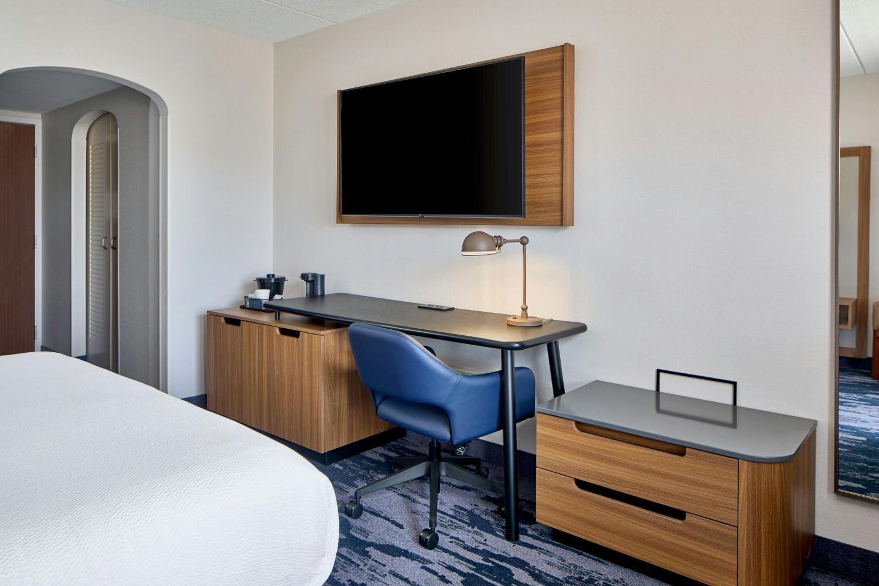 King Room with Adapted Tub - Mobility and Hearing Accessible photo 3