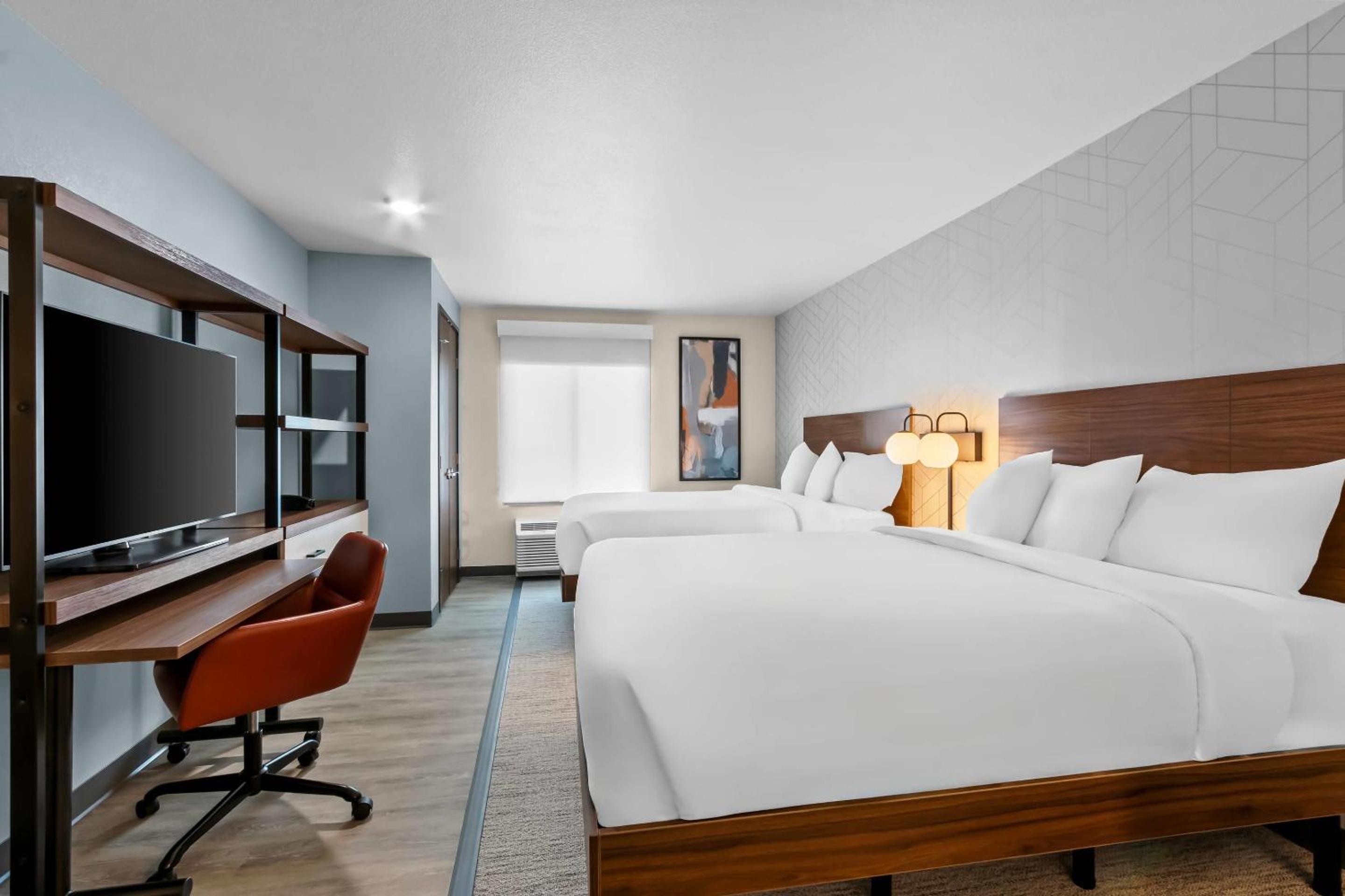Queen Suite with Two Queen Beds and Tub - Disability Access/Non Smoking - Photo 1