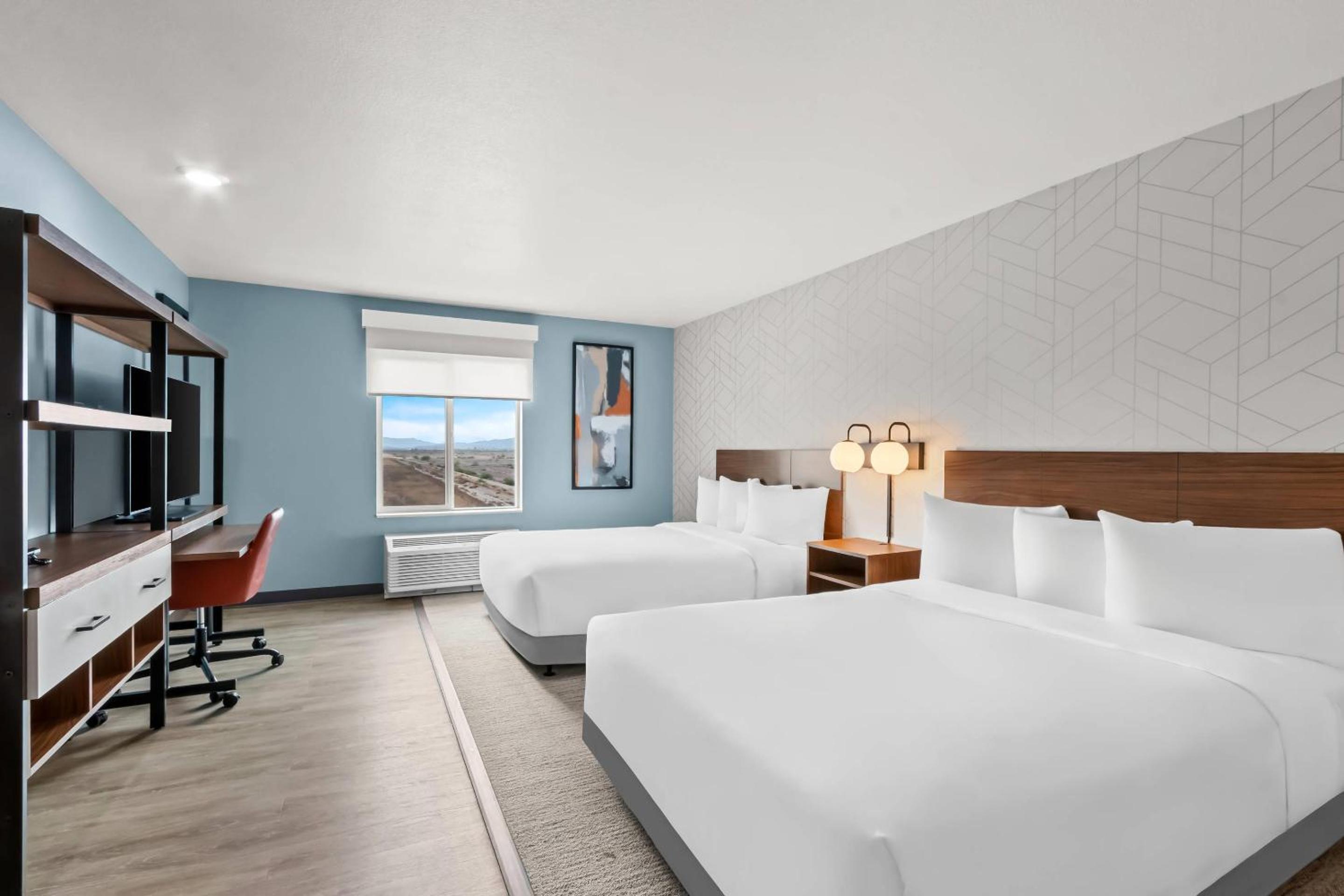 Queen Suite with Two Queen Beds and Tub - Disability Access/Non Smoking - Photo 4