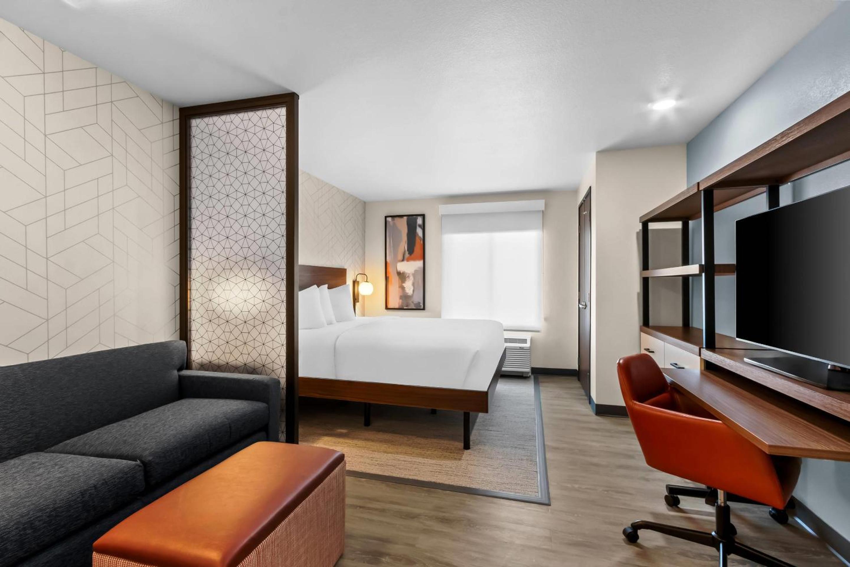 King Suite with Sofa - Non Smoking - Photo 1