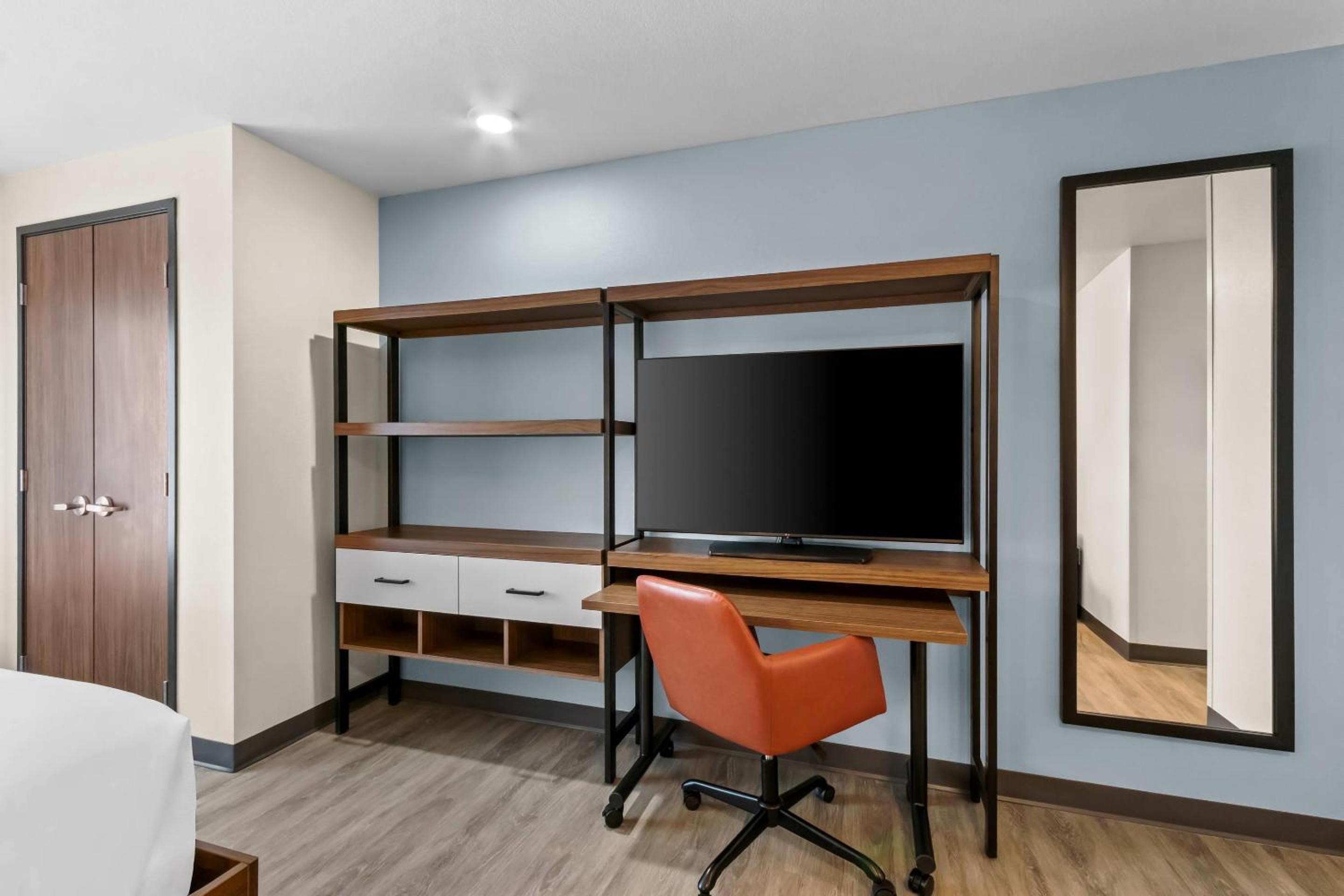 King Suite with Sofa - Non Smoking - Photo 2