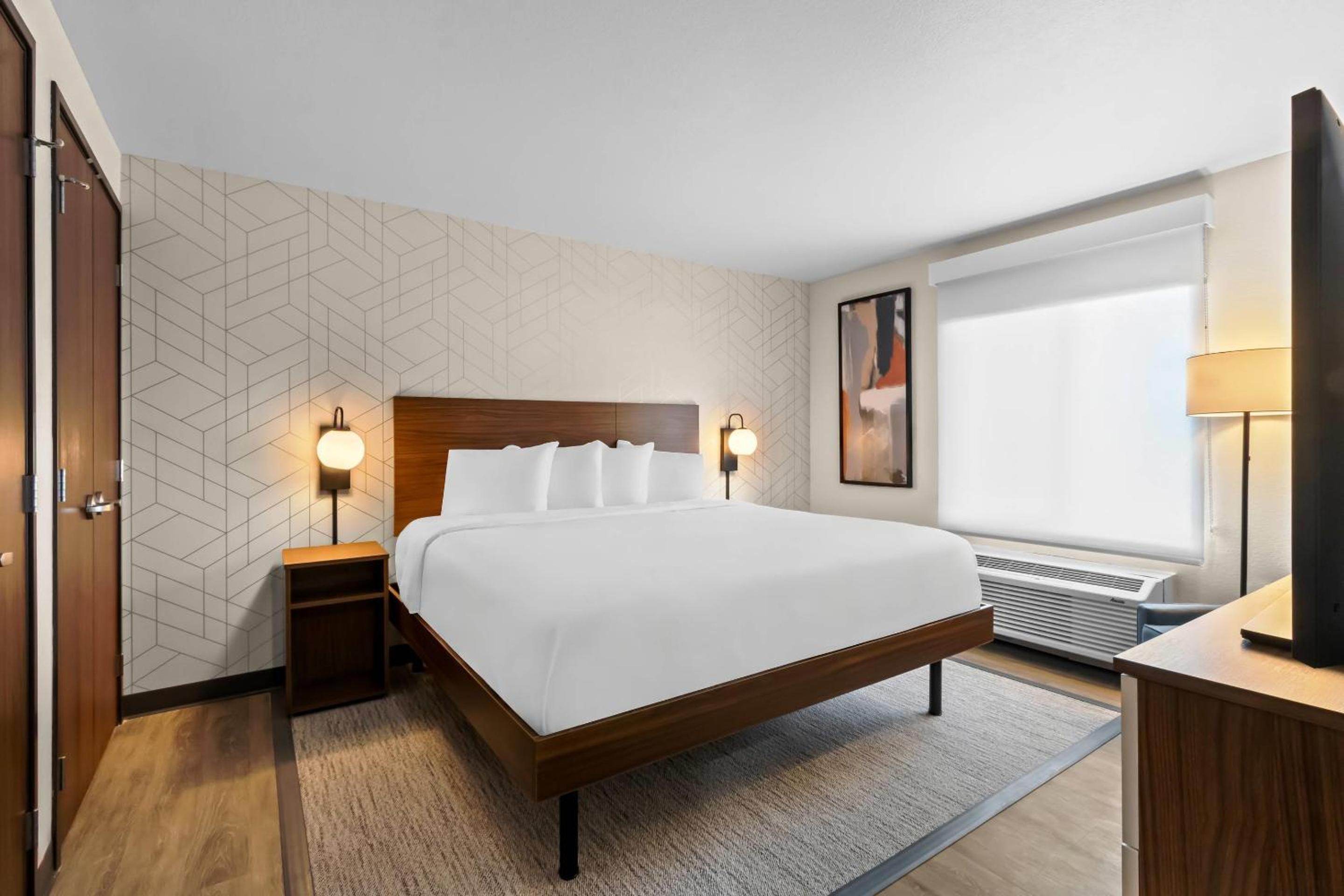 One-Bedroom Suite - Photo 2