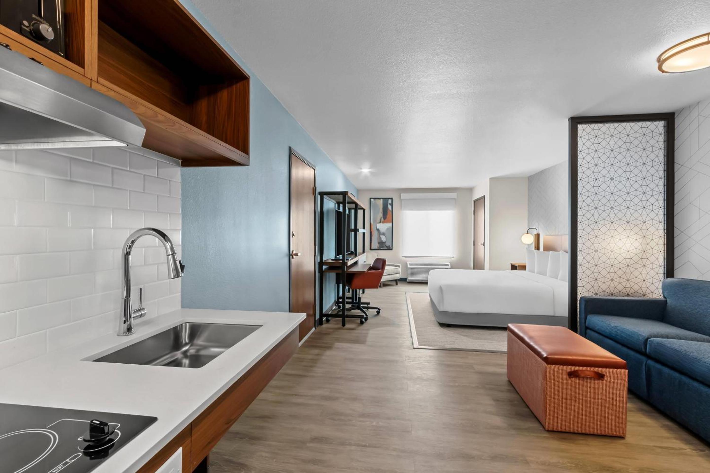 King Suite with Sofa - Non Smoking - Photo 3
