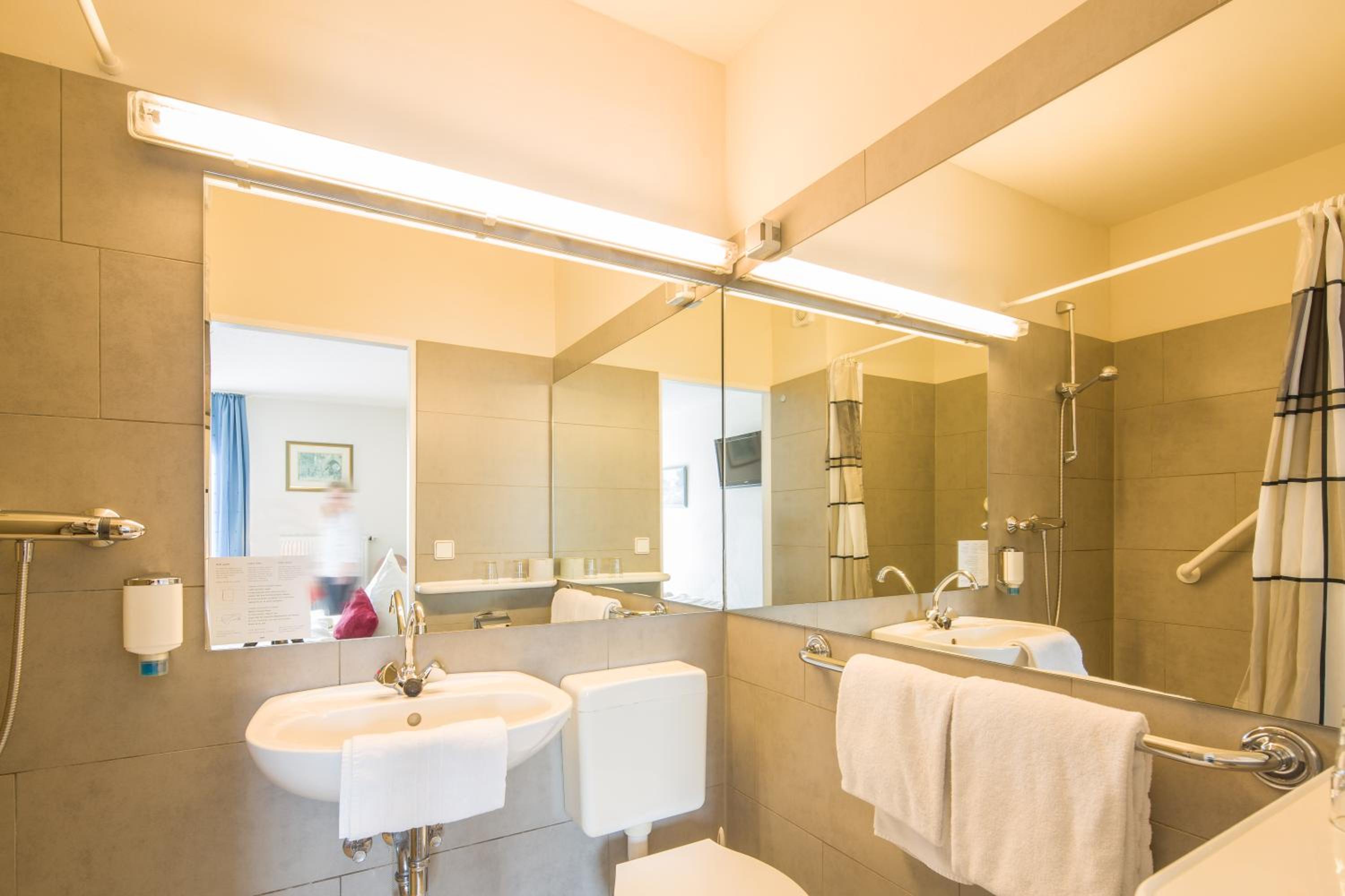 Standard Twin Room - Photo 5