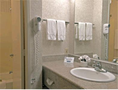 Queen Suite - Non-Smoking - Photo 6