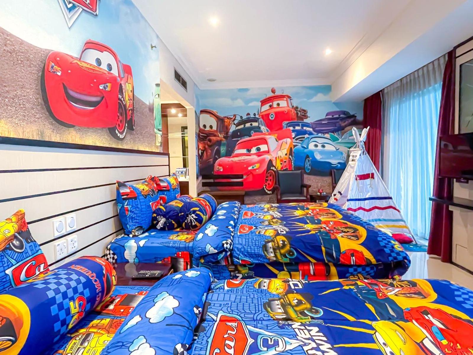 Deluxe Disney Cars Family Room photo 2