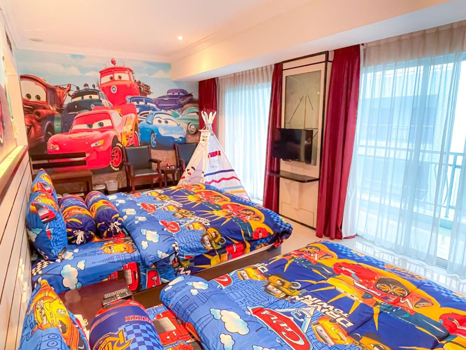 Deluxe Disney Cars Family Room photo 3