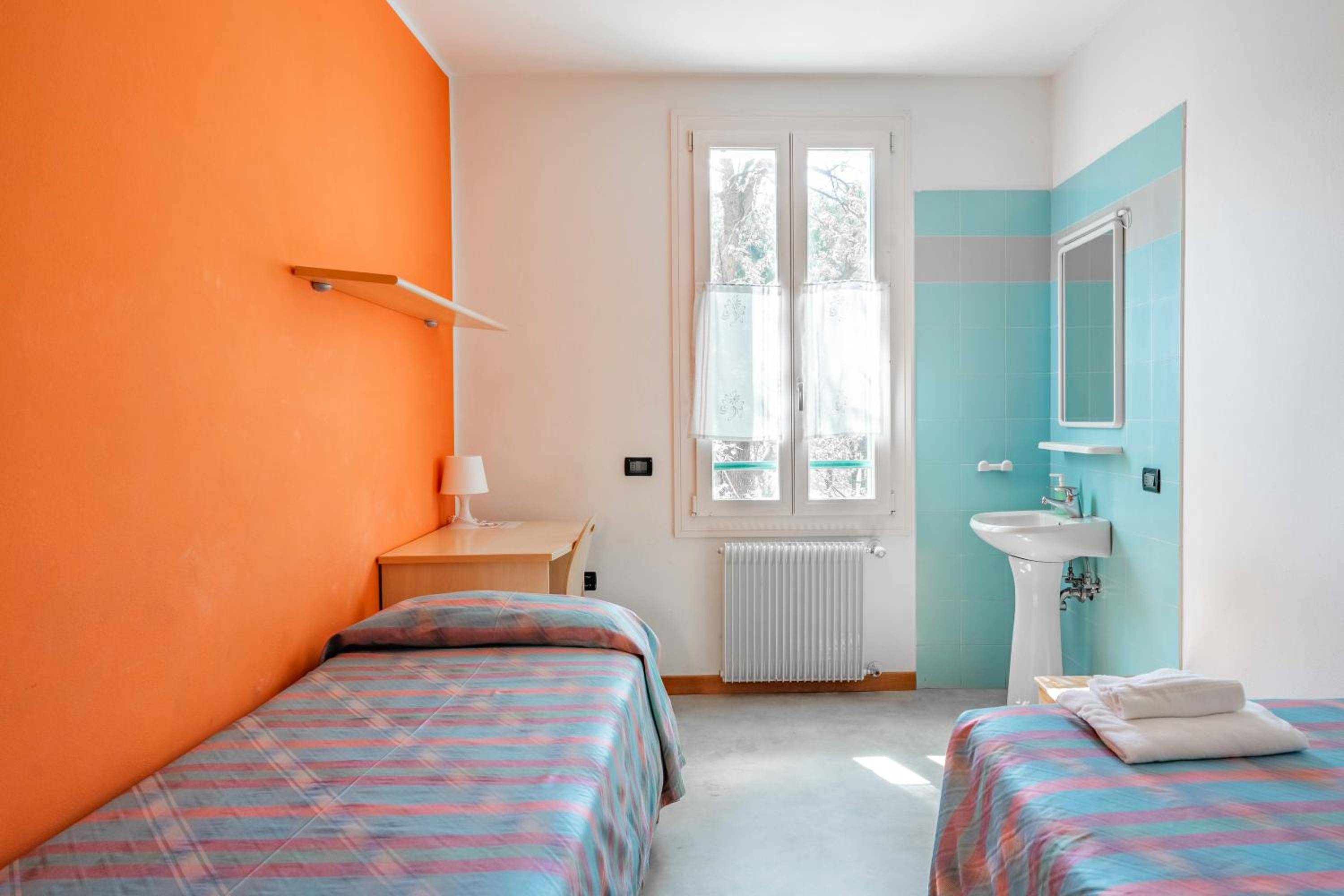 Twin Room with Shared Bathroom photo 2