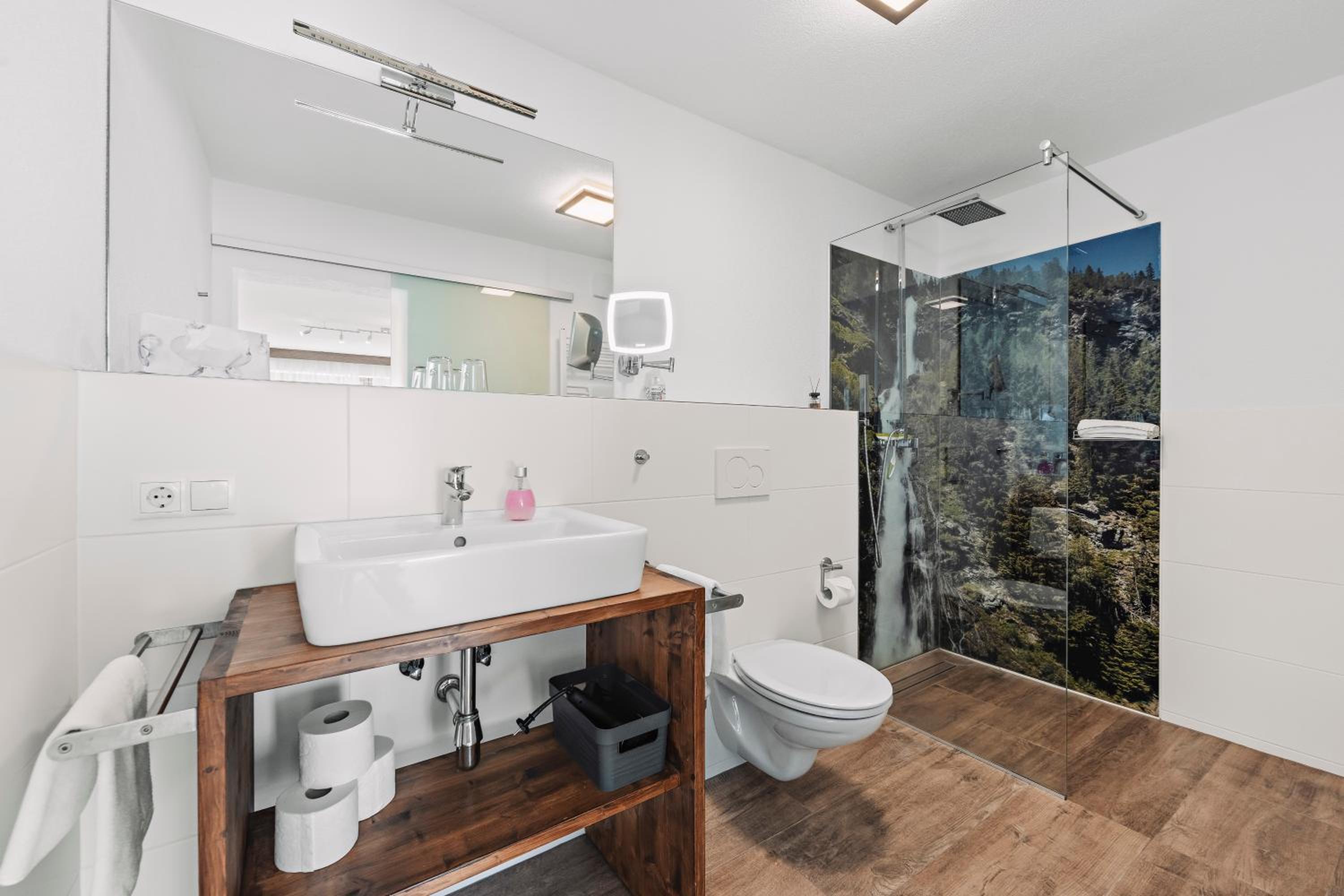 One-Bedroom Apartment with Balcony and Mountain View   photo 3