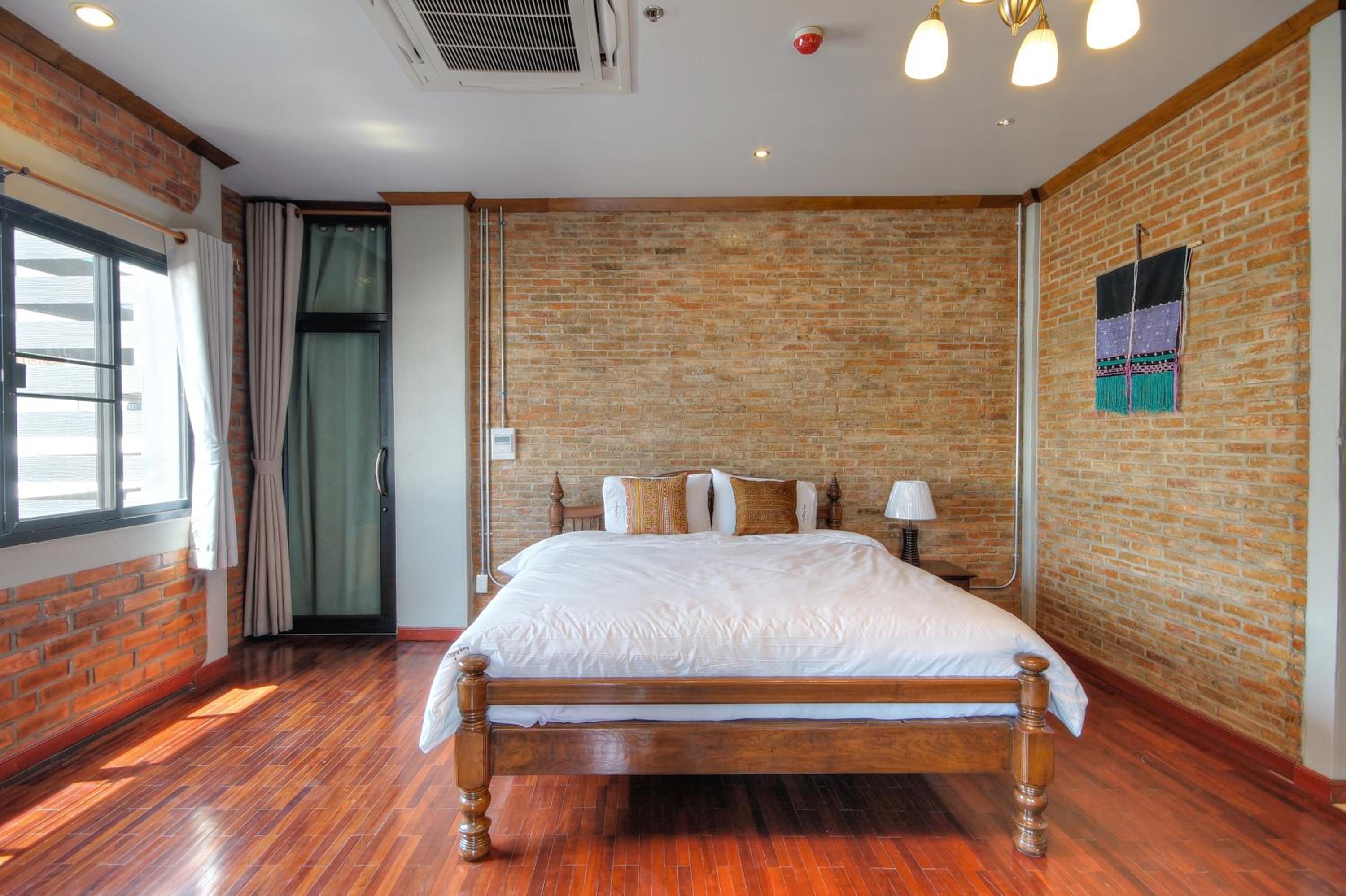 Double Room with Balcony - Photo 8