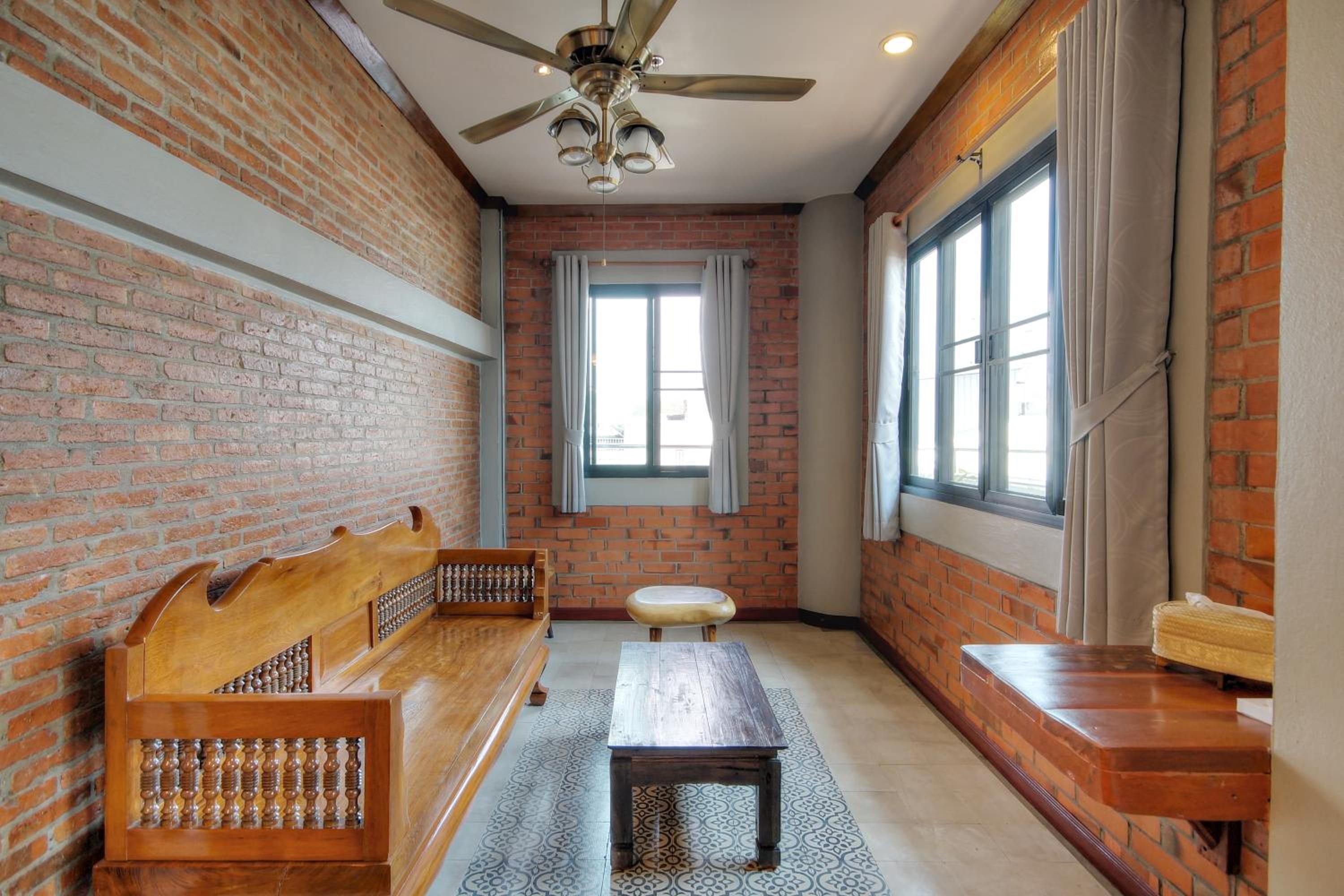 Double Room with Balcony - Photo 9