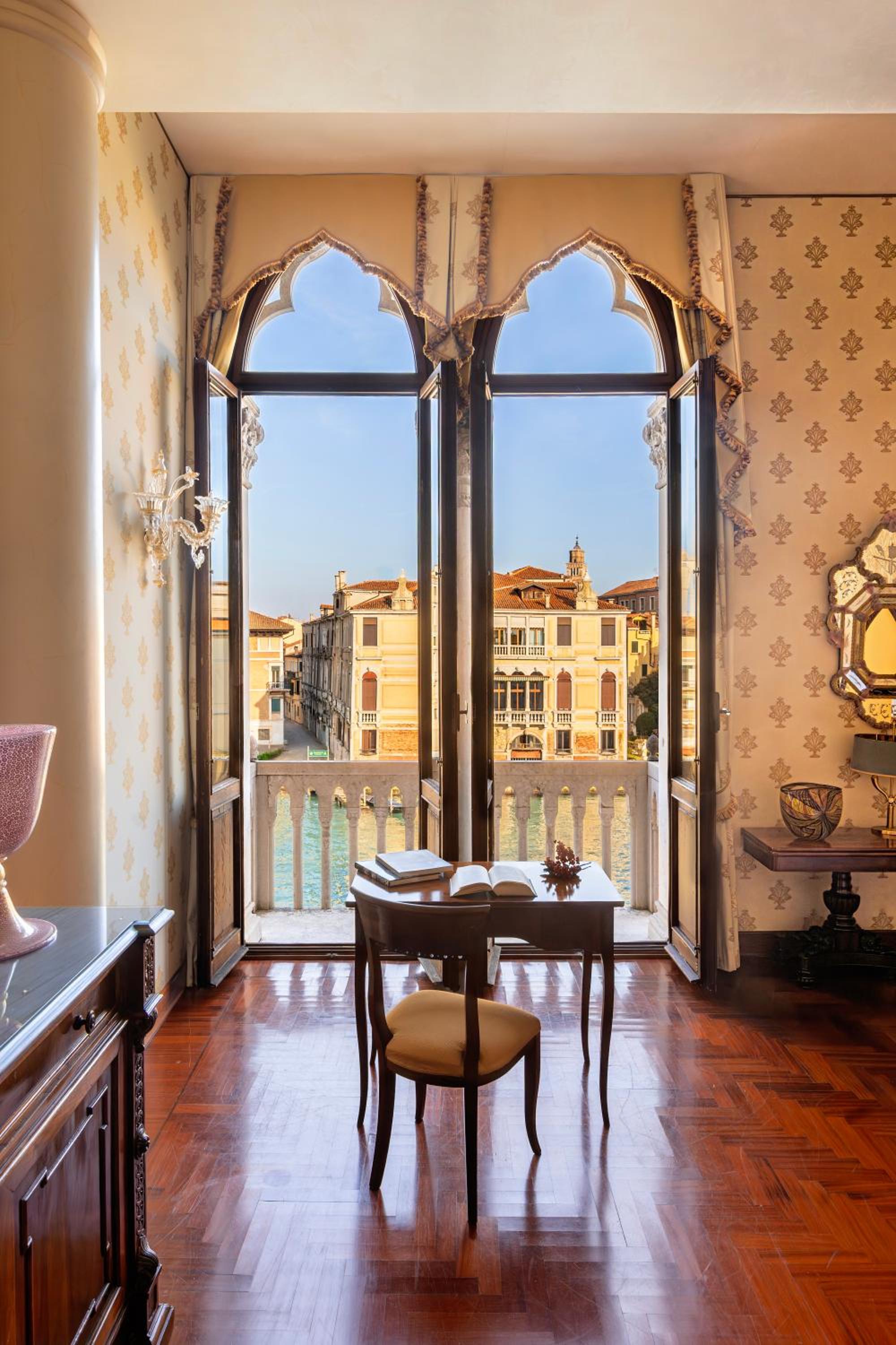 Junior Suite (3 Adults) with Grand Canal View and Full Breakfast thumbnail 5
