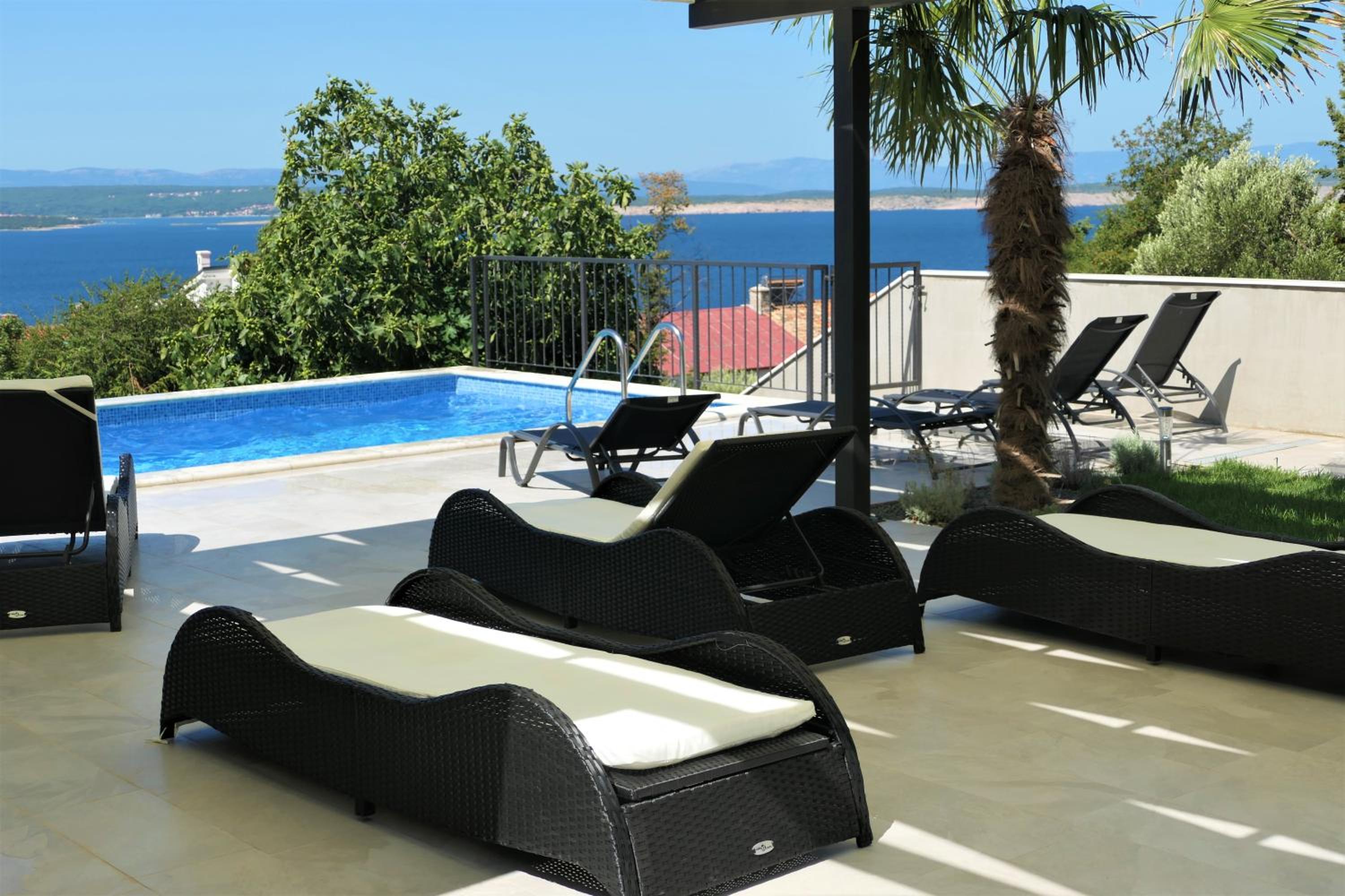 Two-Bedroom Apartment with Balcony and Sea View photo 2