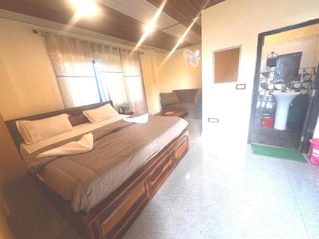 Deluxe King Suite photo 2