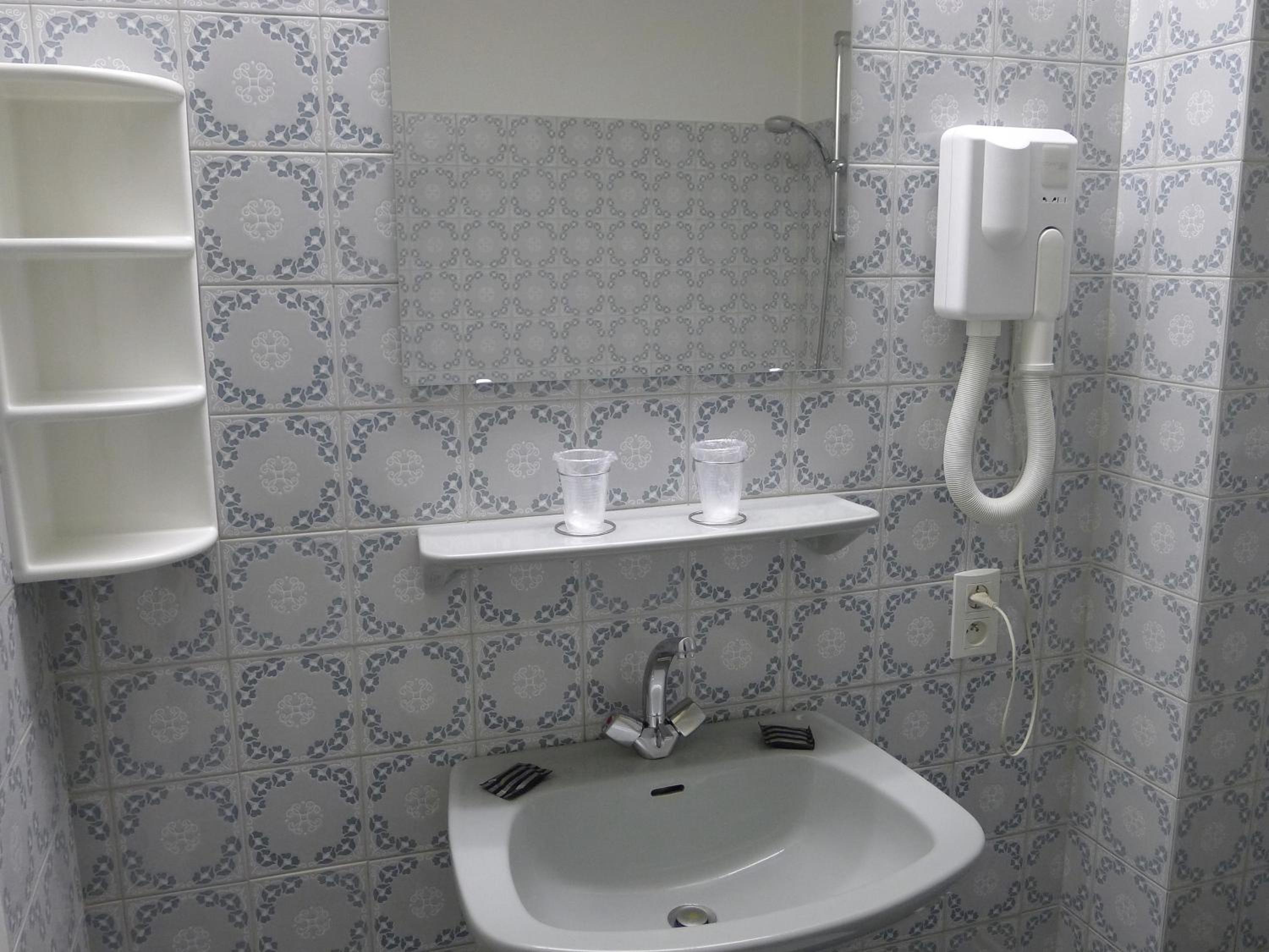 Double Room with Bath - Photo 4