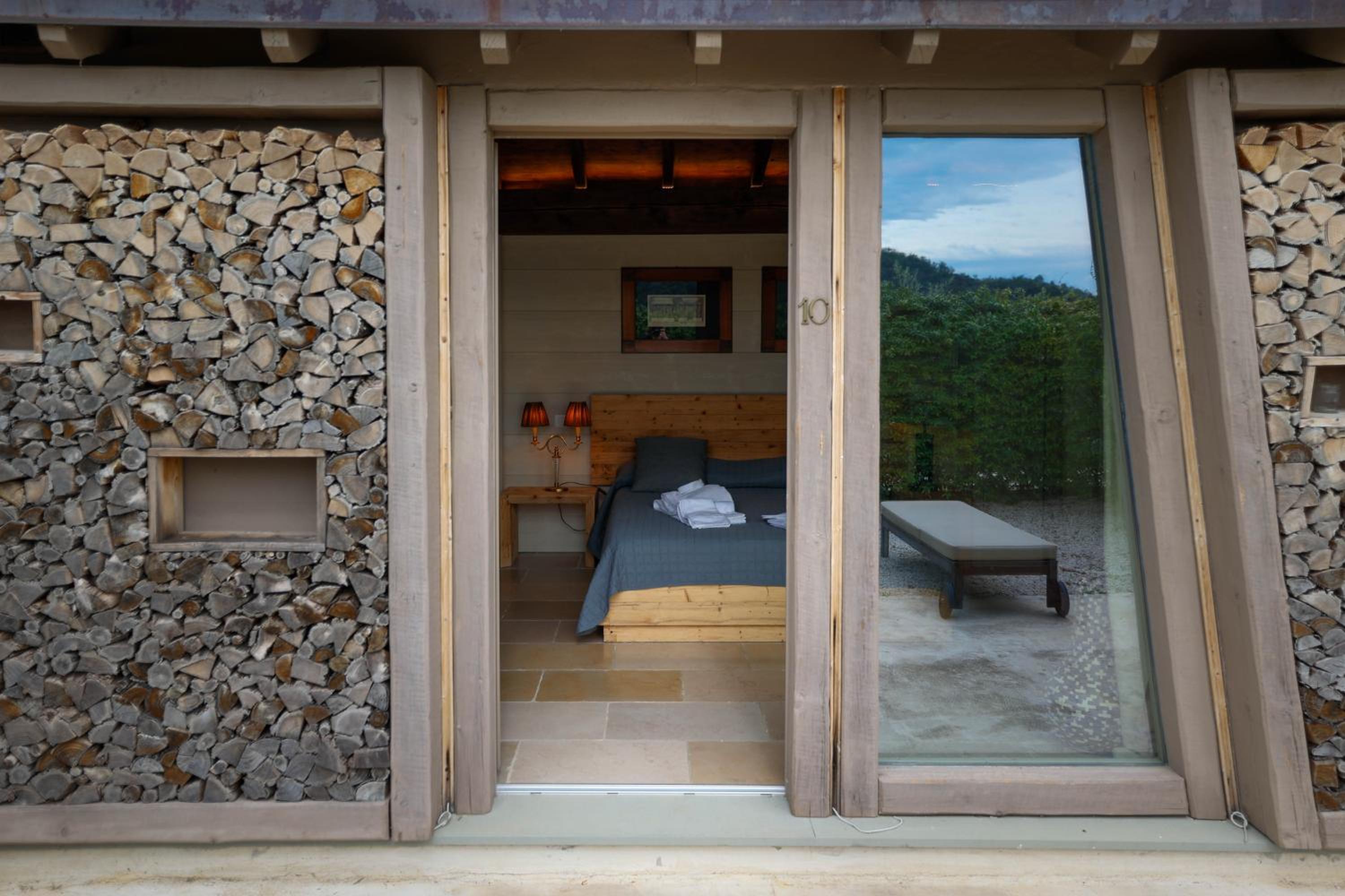 Deluxe Suite - Photo 5