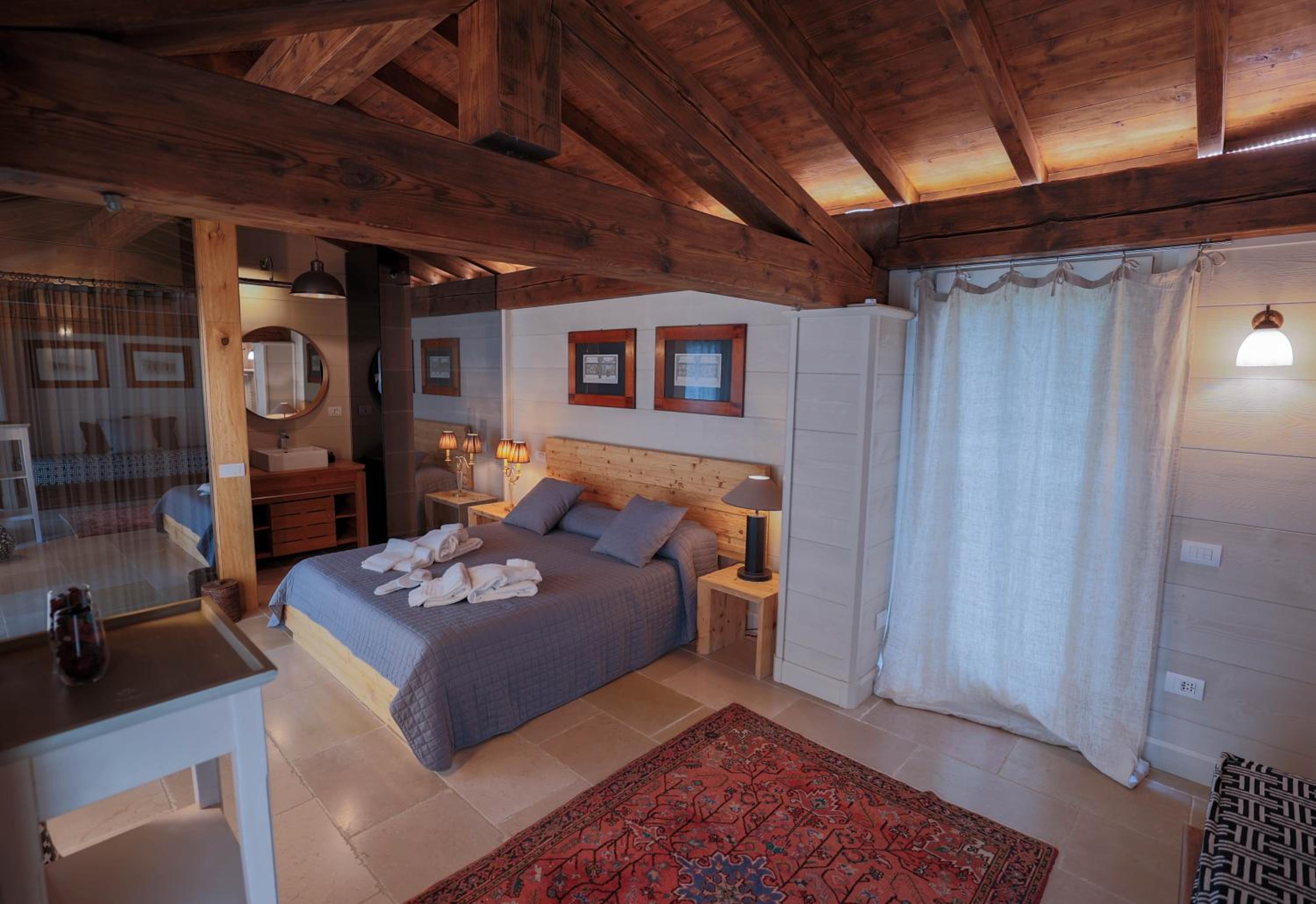 Deluxe Suite - Photo 11