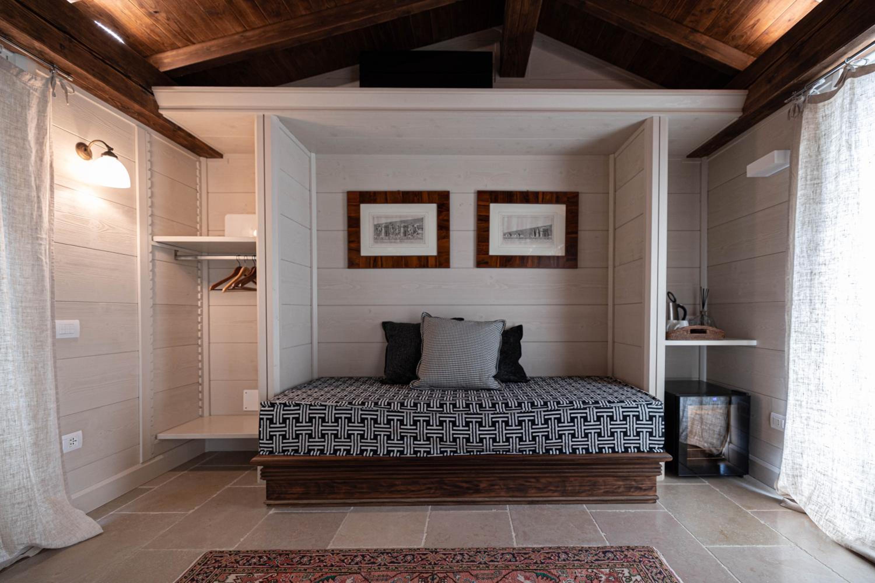 Deluxe Suite - Photo 9