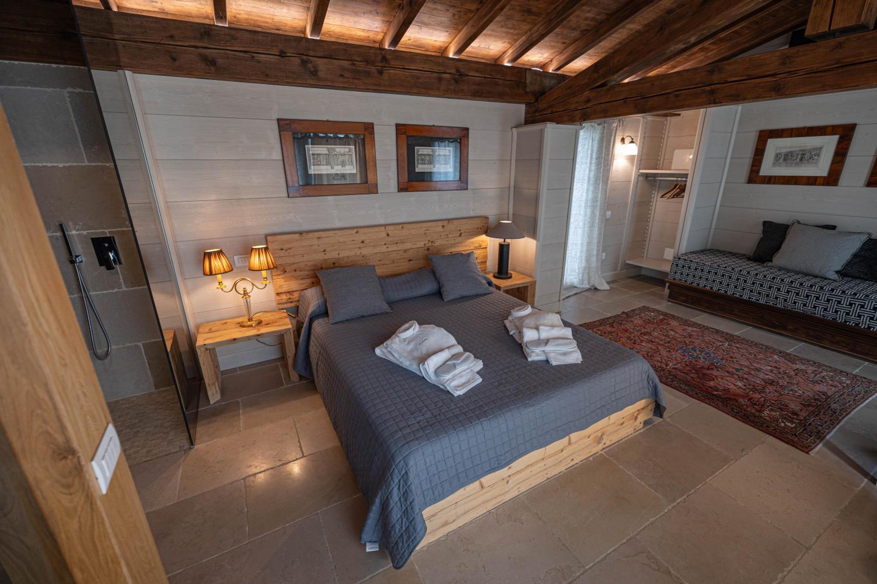 Deluxe Suite - Photo 10