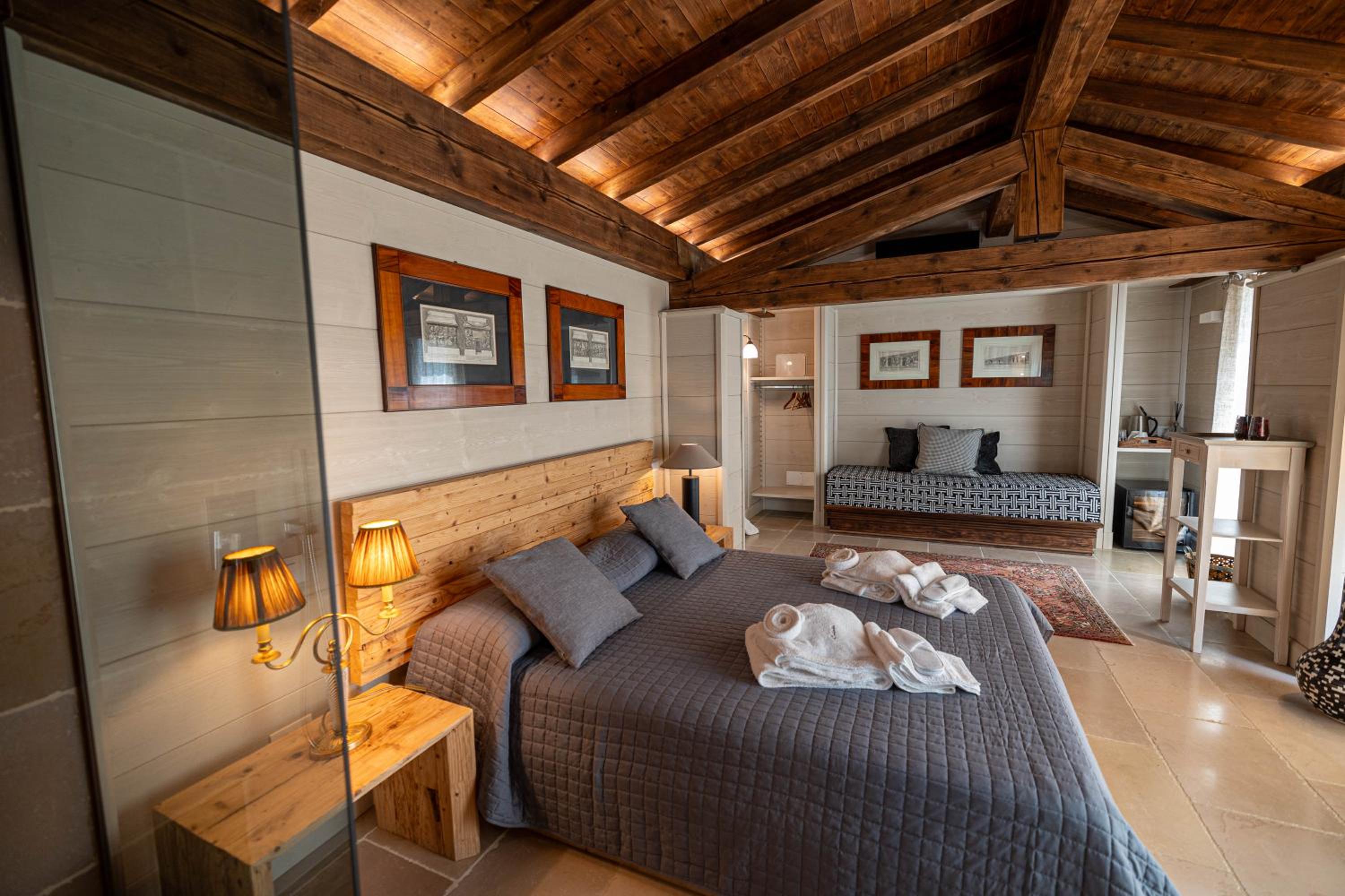 Deluxe Suite - Photo 7