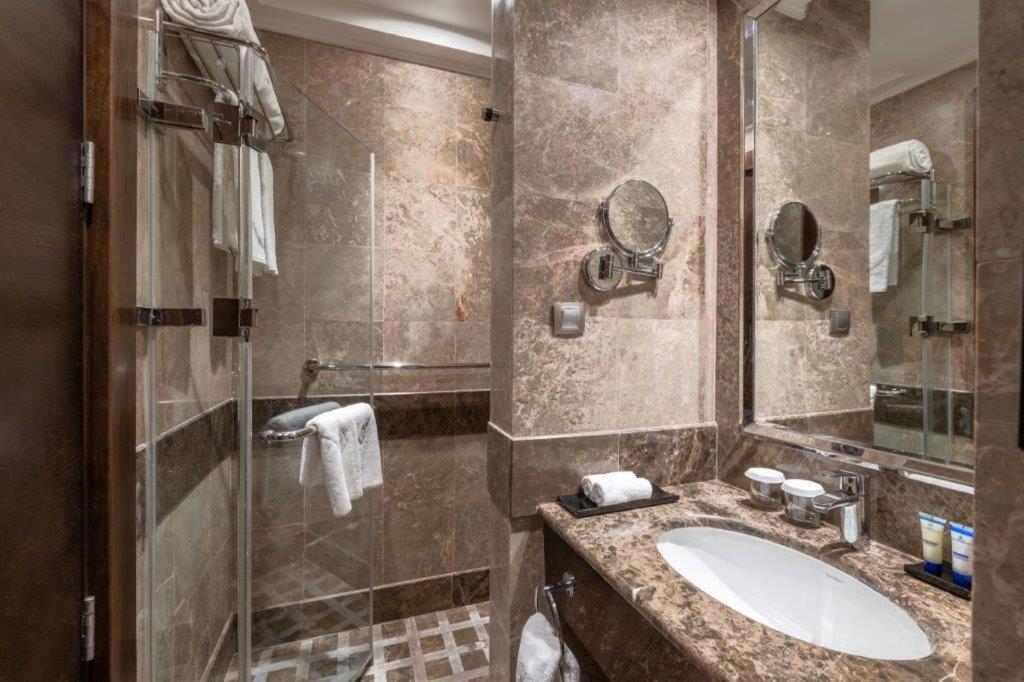 Deluxe King Room - Photo 4