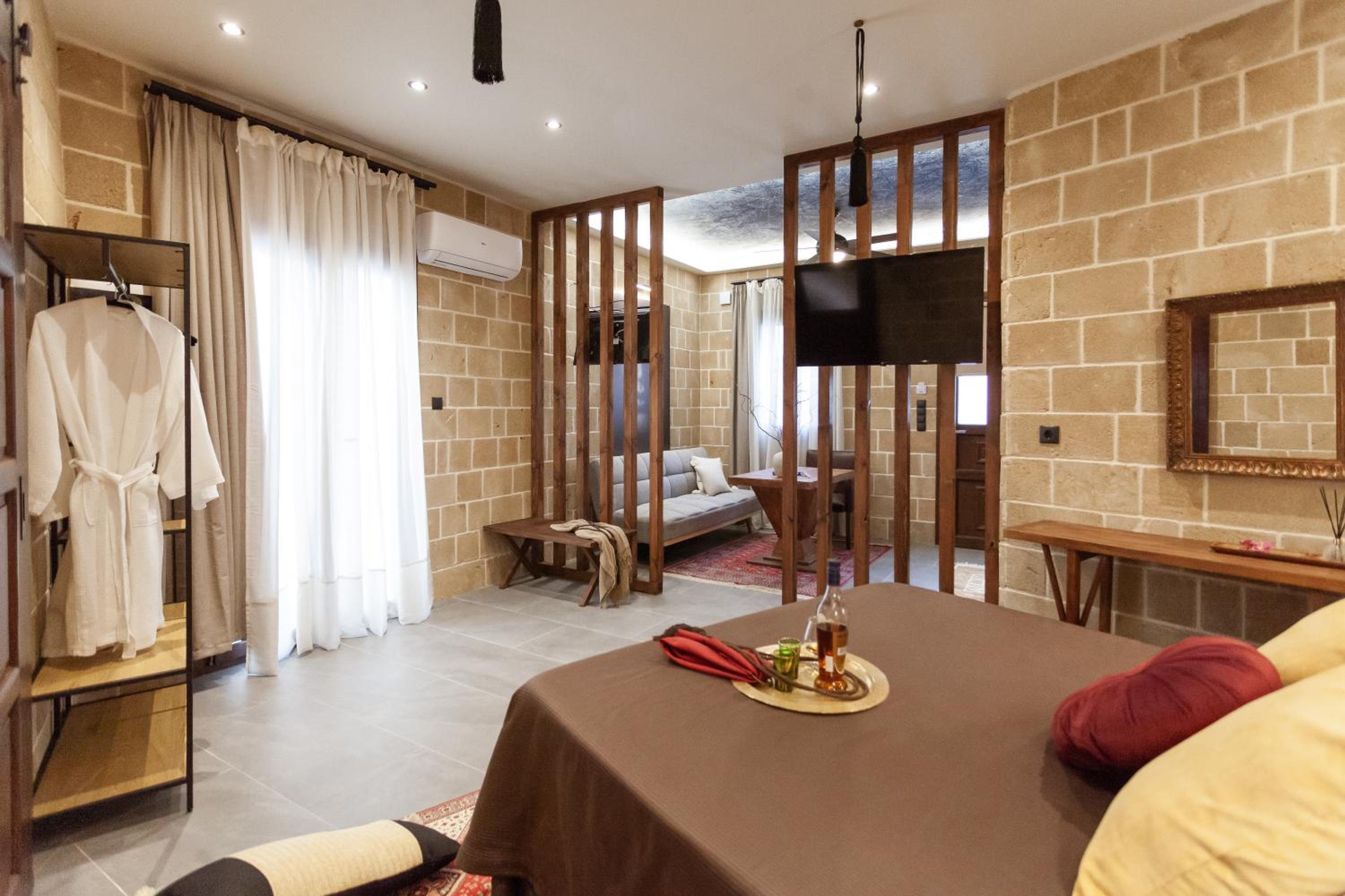 Queen Suite with Spa Bath photo 3