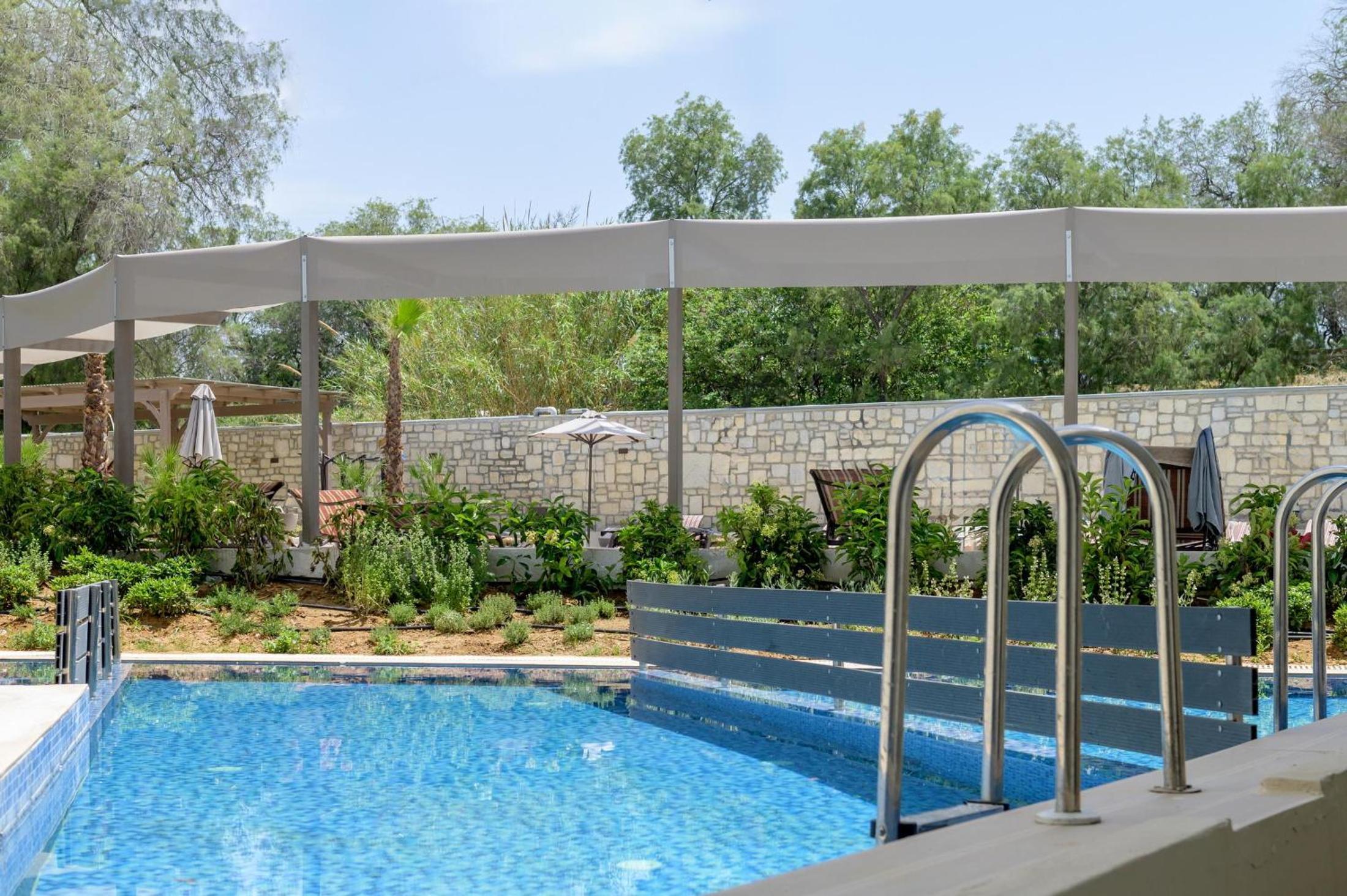 Superior Family Room 2-Bed Private Pool - Photo 5