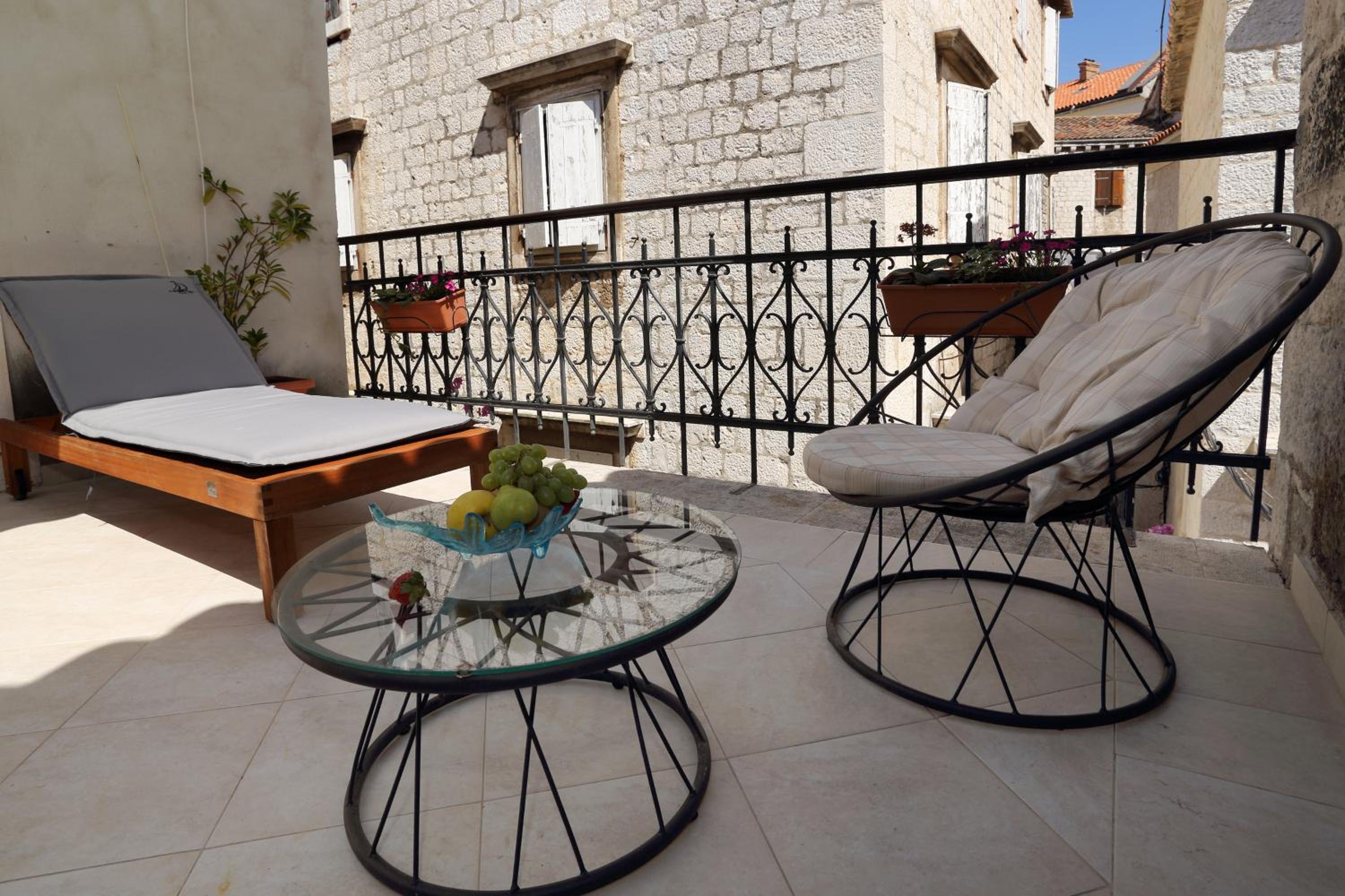 Double Room with Balcony - Photo 3