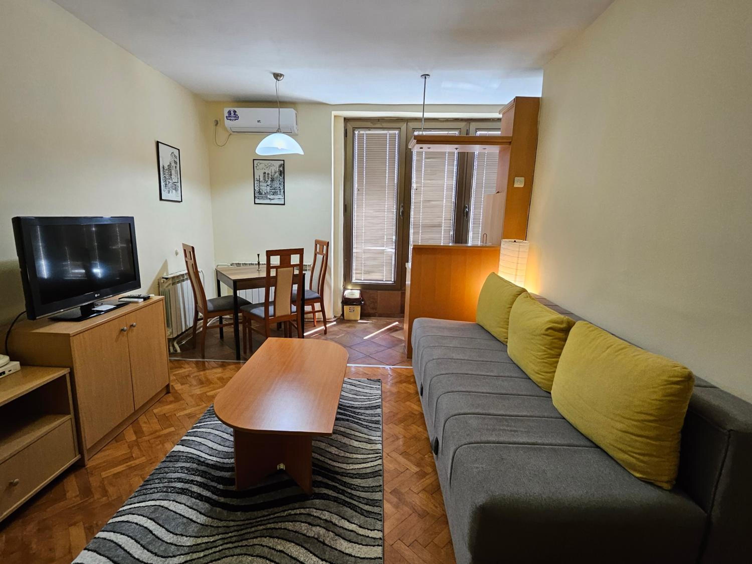 Deluxe One-Bedroom Apartment with City View photo 2