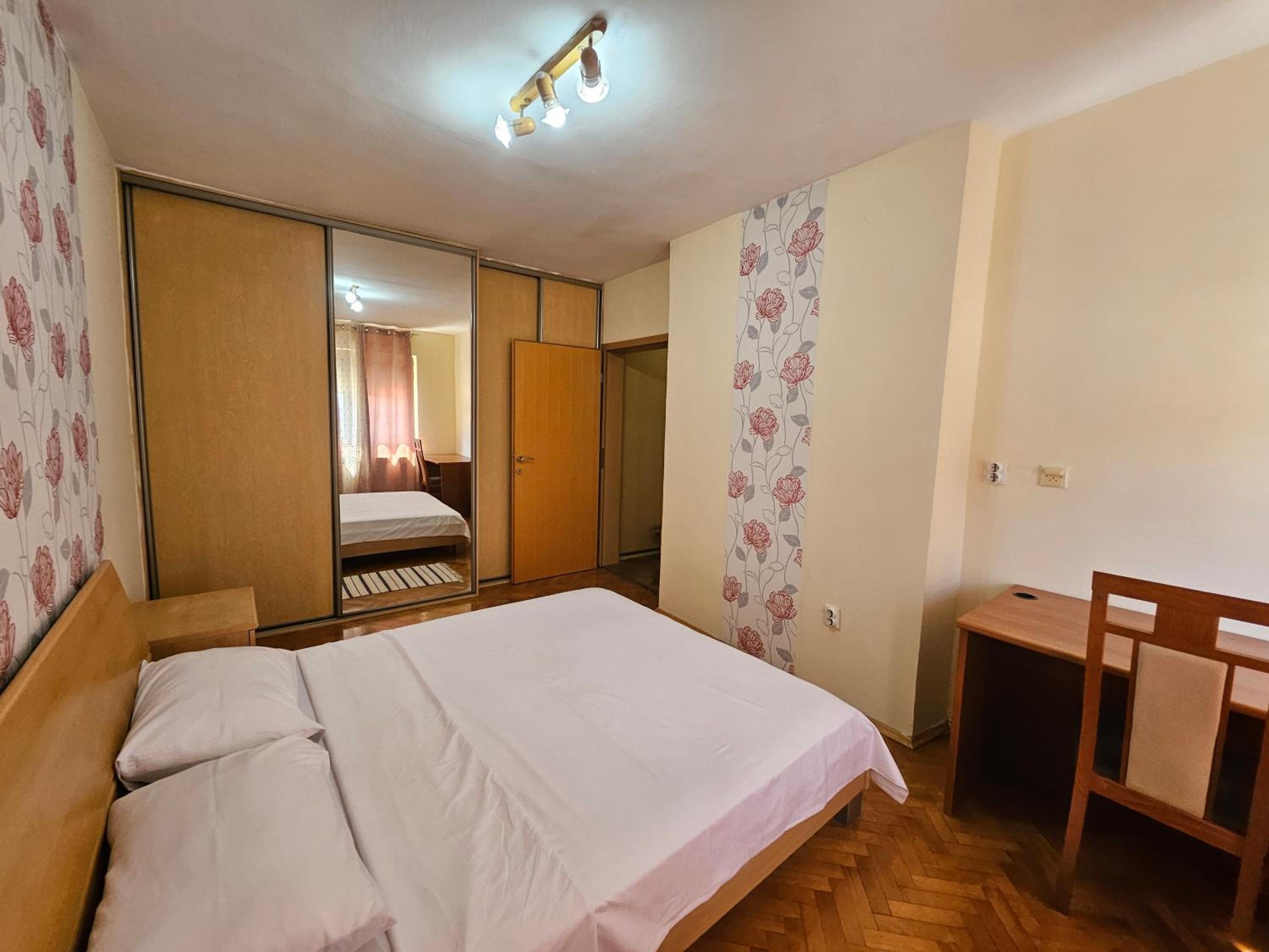 Deluxe One-Bedroom Apartment with City View photo 3