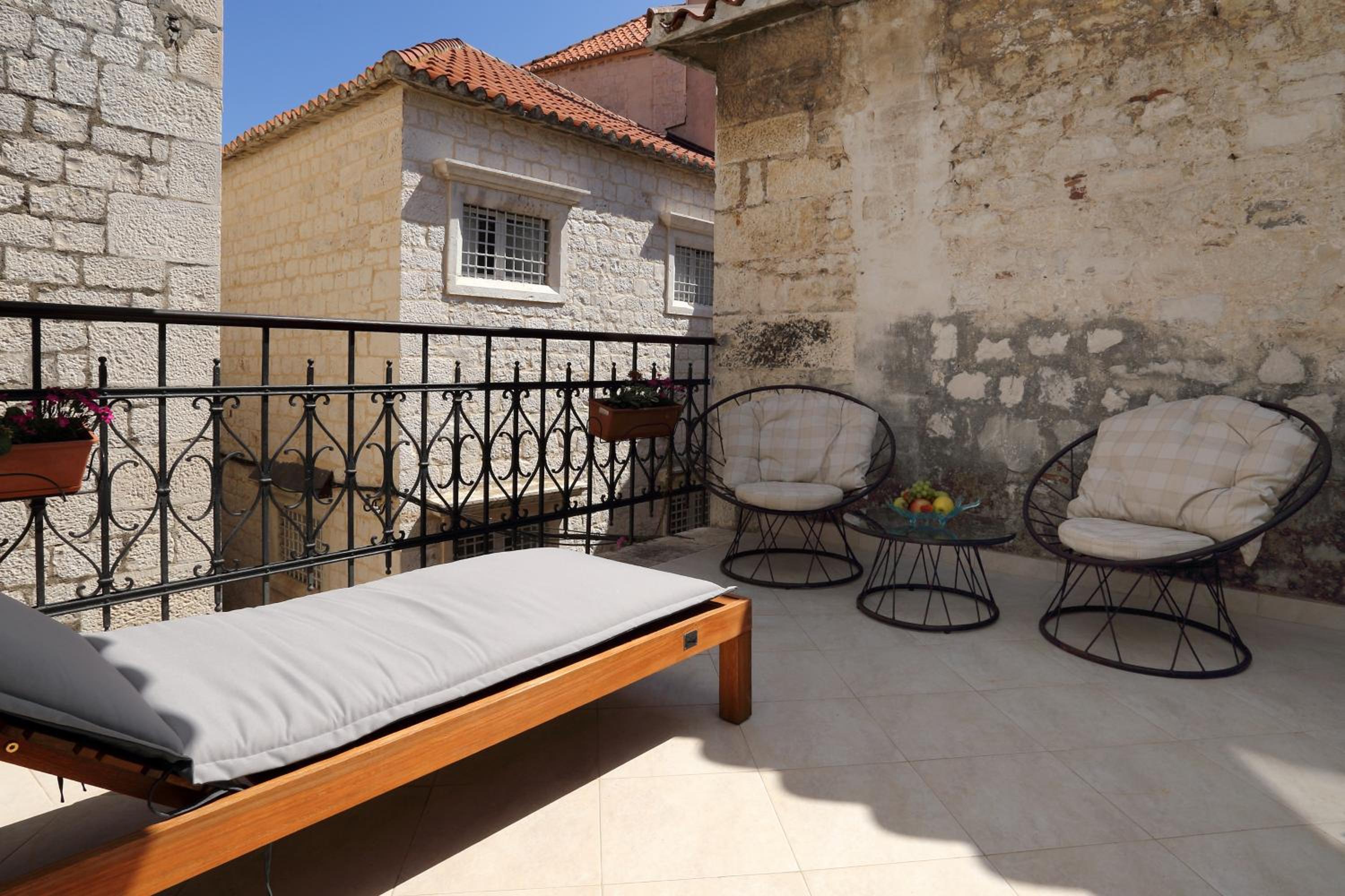 Double Room with Balcony - Photo 8