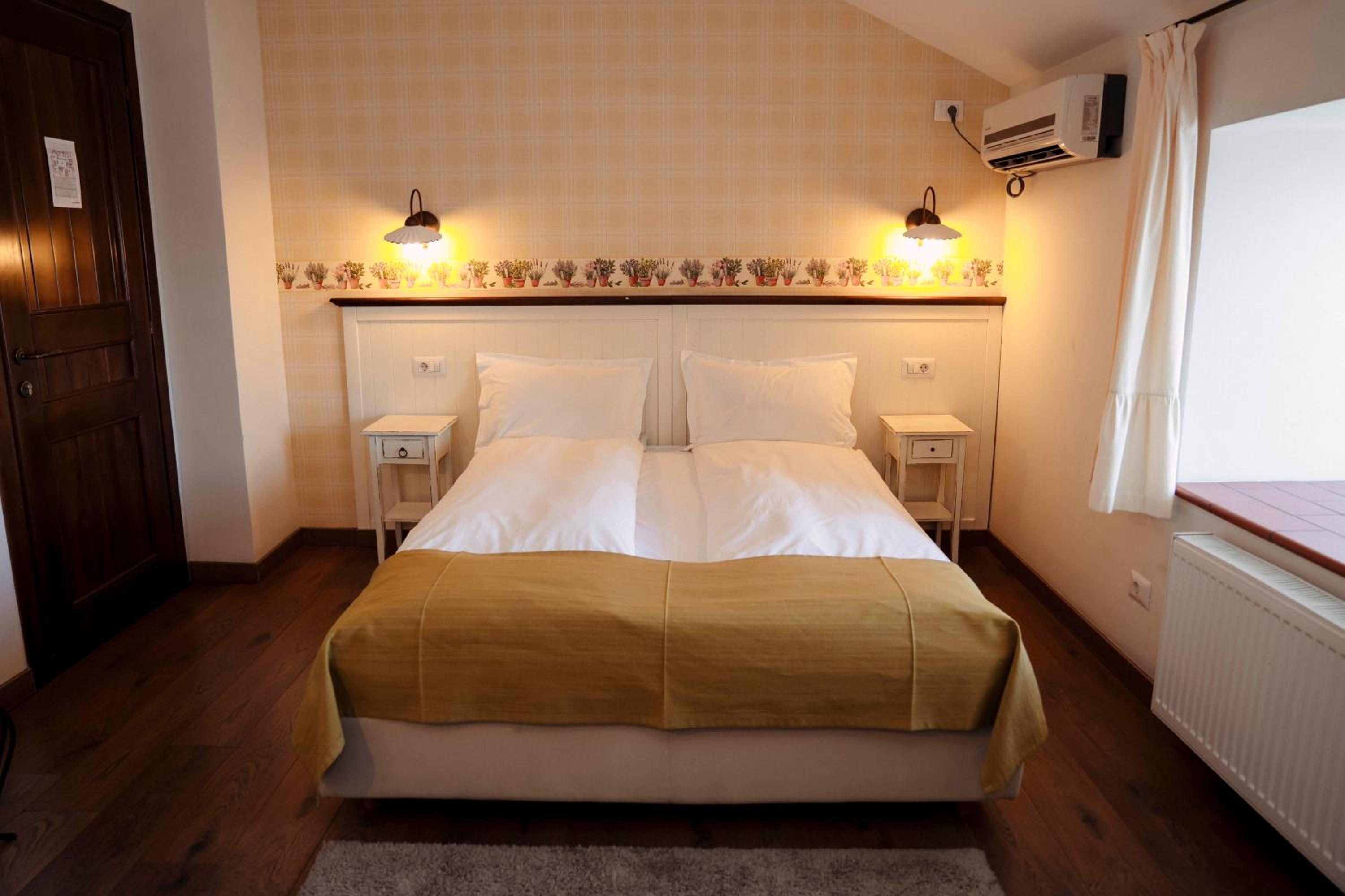 Double Room - Photo 5