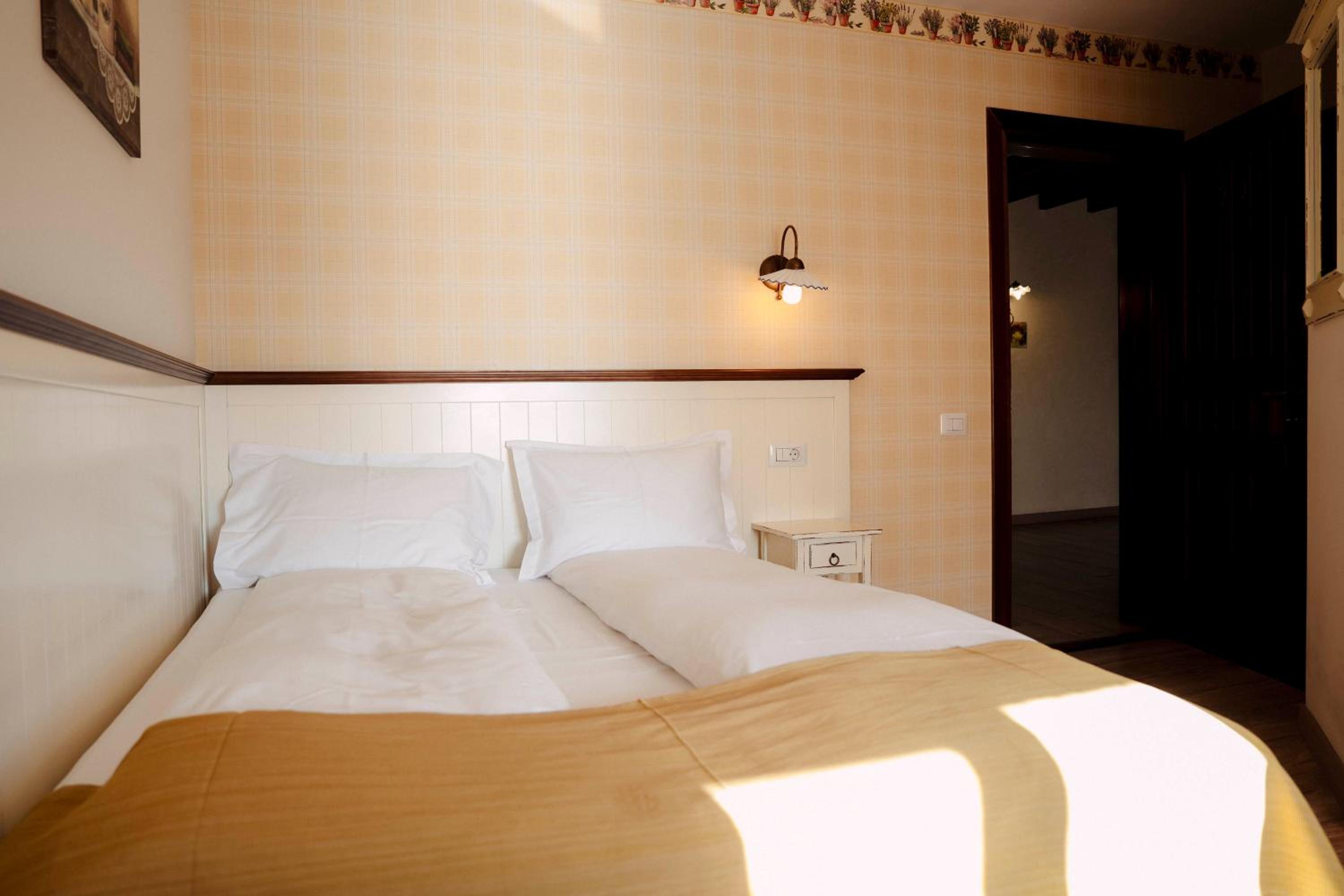 Double Room - Photo 9