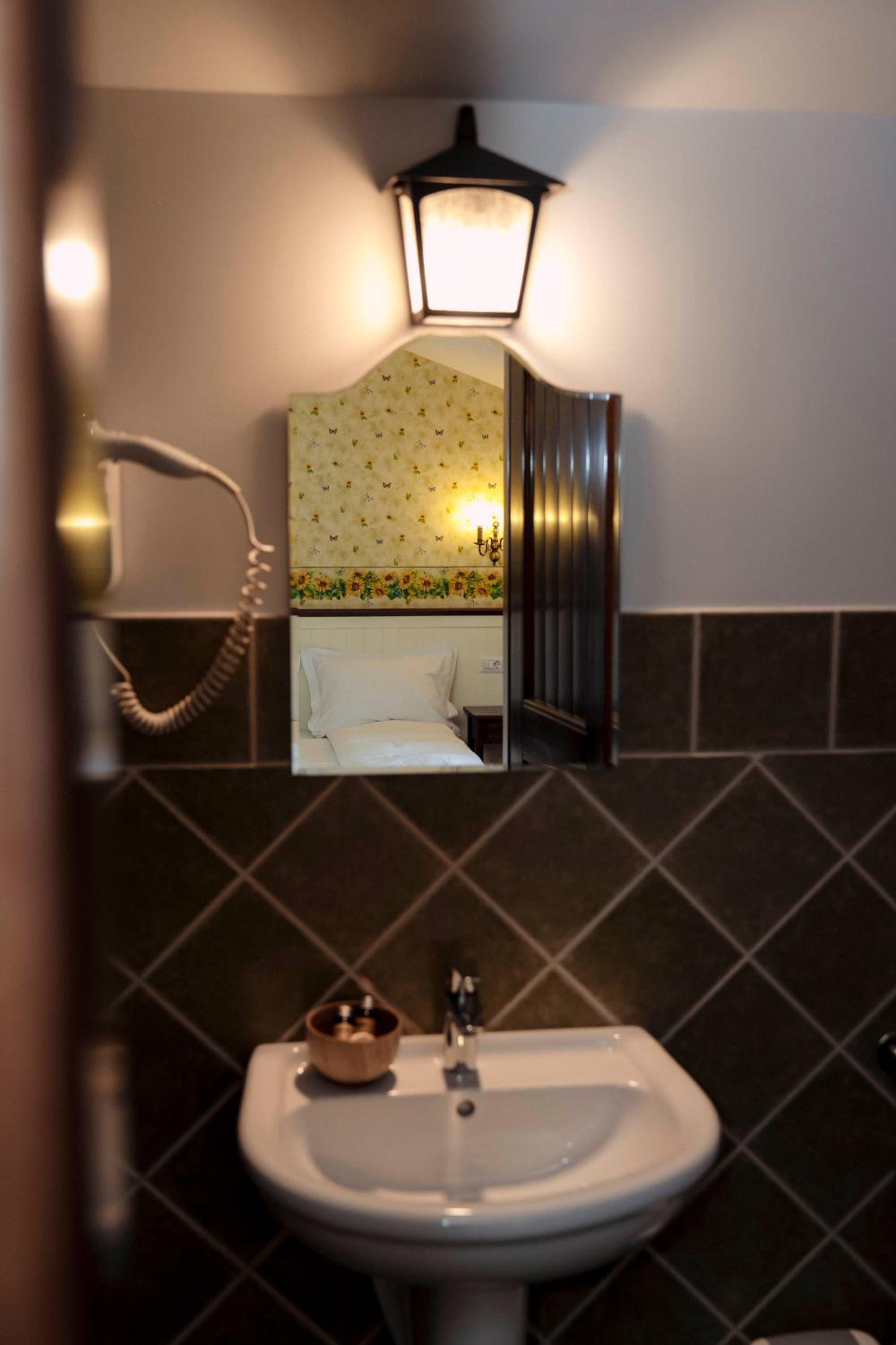 Double Room - Photo 6