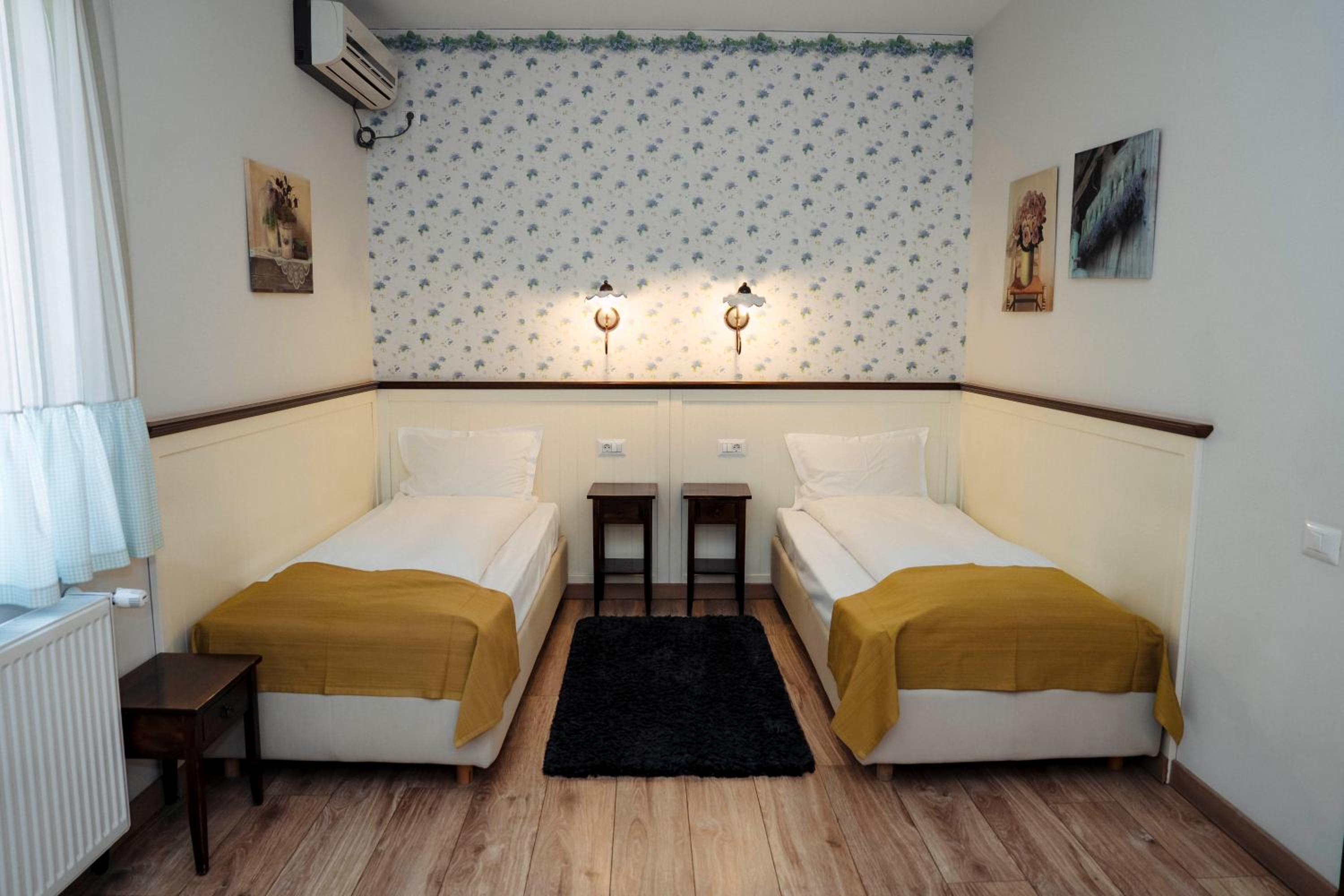 Twin Room - Photo 9