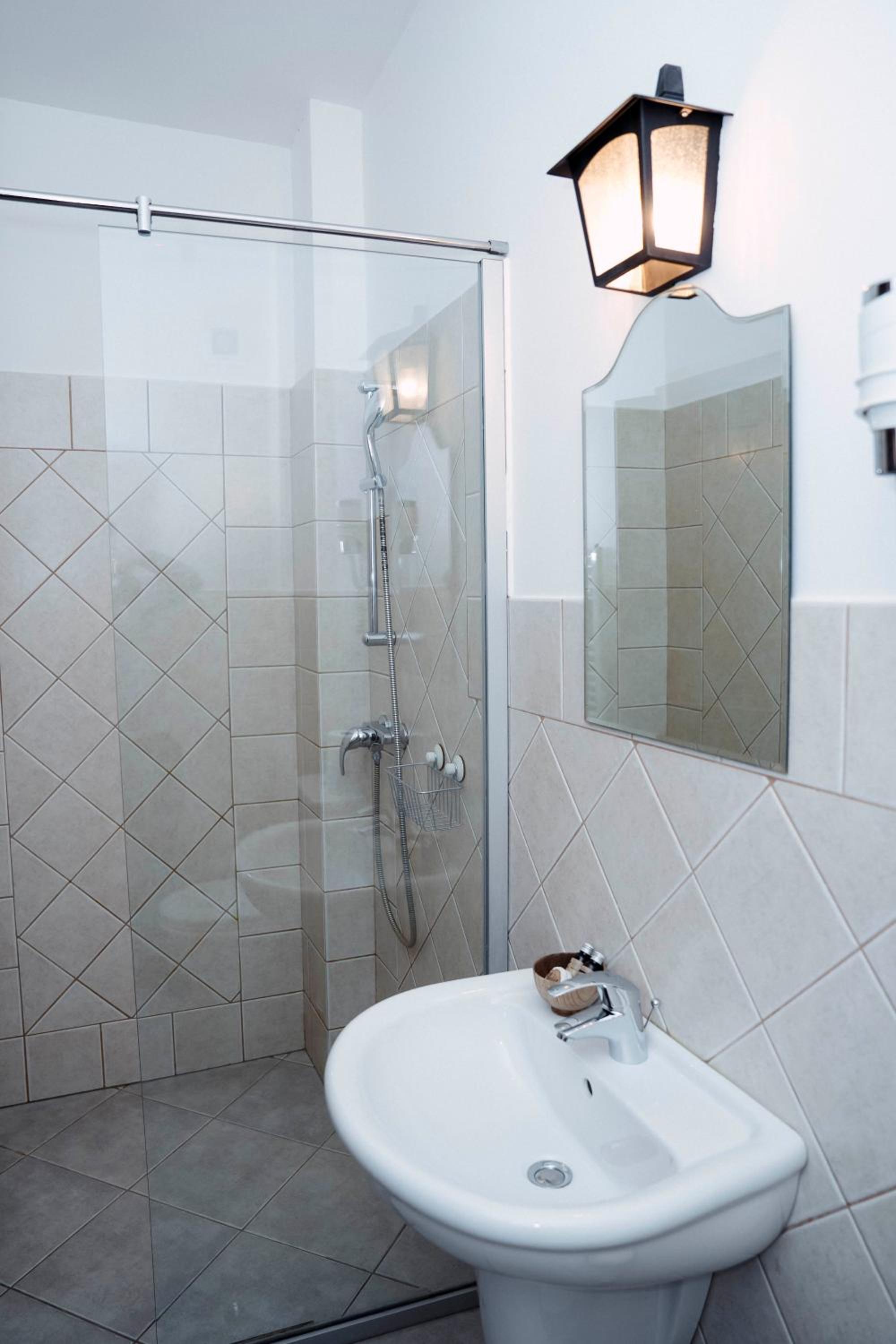Twin Room - Photo 7