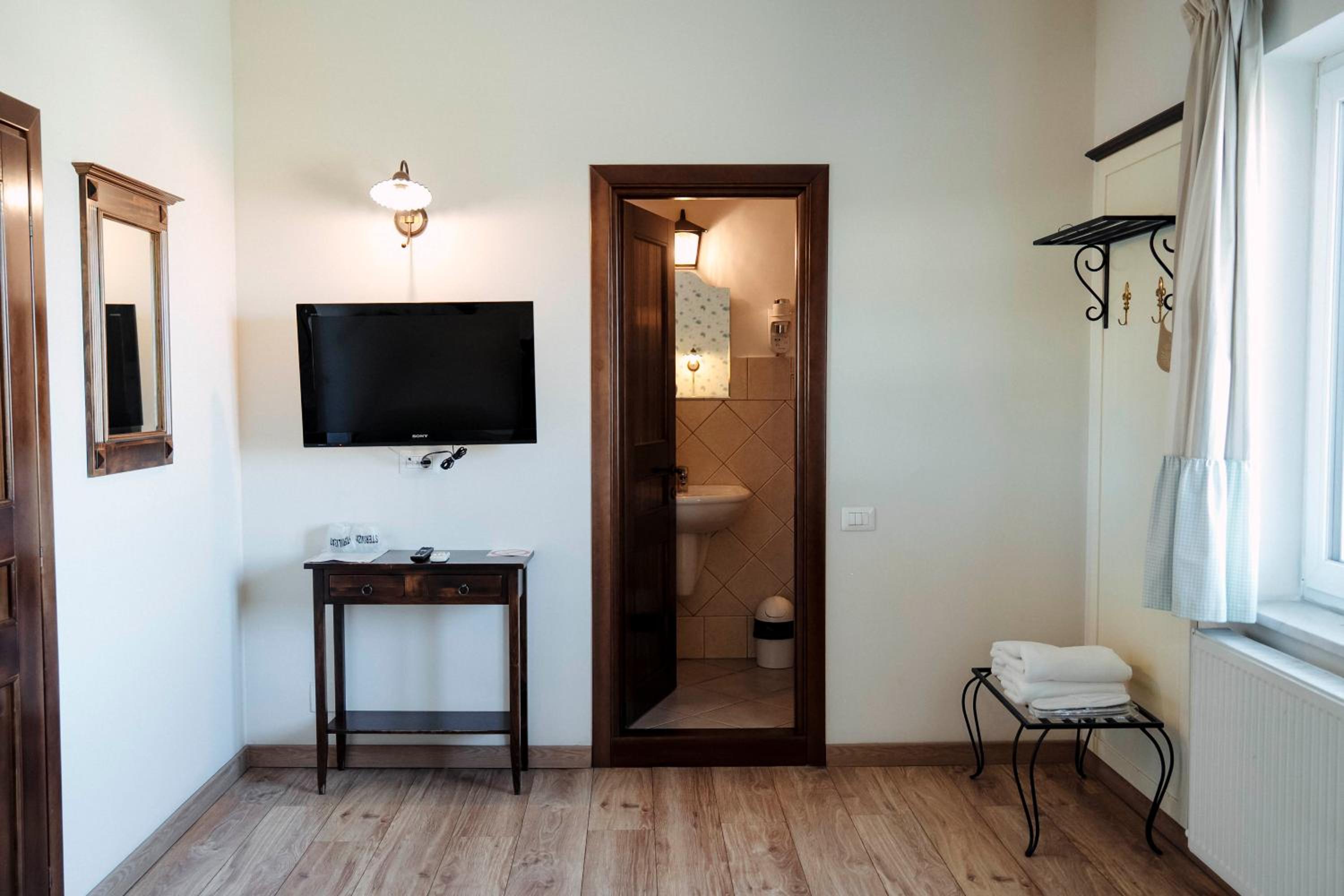 Twin Room - Photo 6