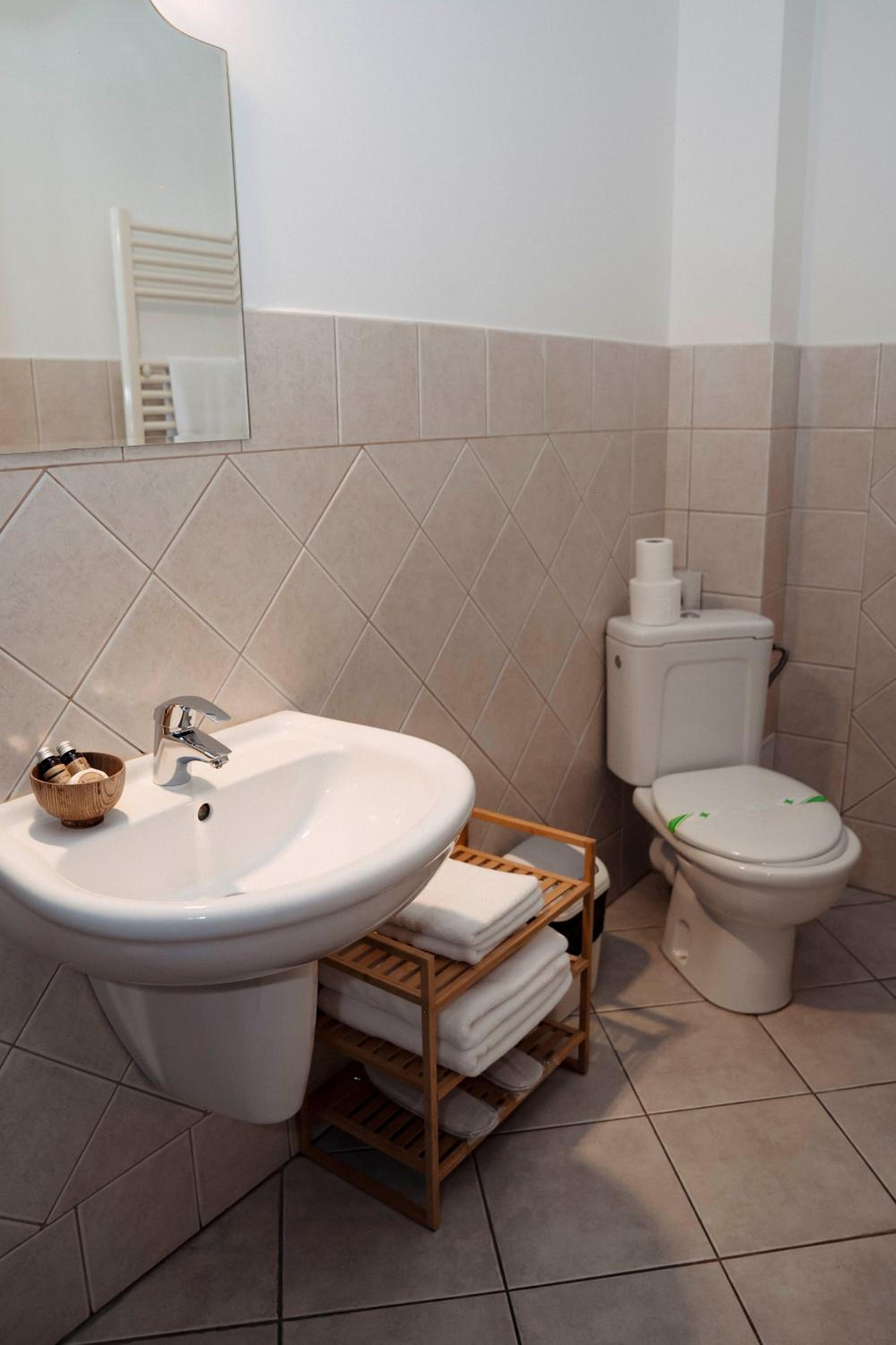 Twin Room - Photo 2