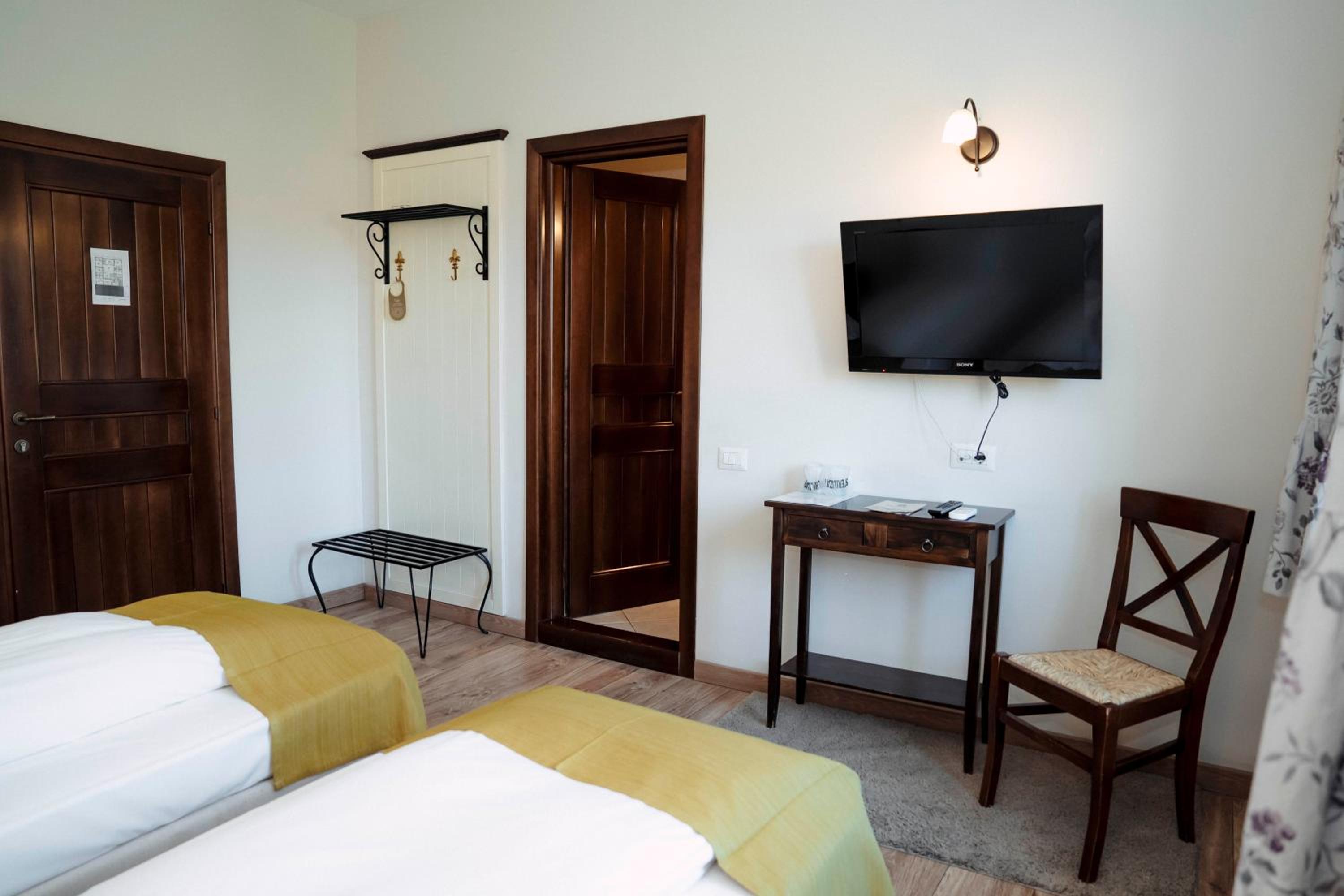 Twin Room - Photo 8