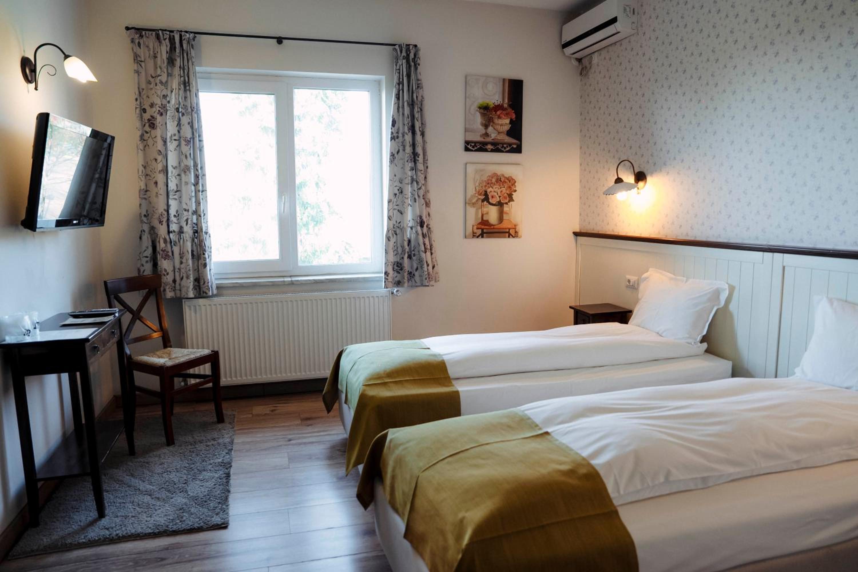 Twin Room - Photo 3