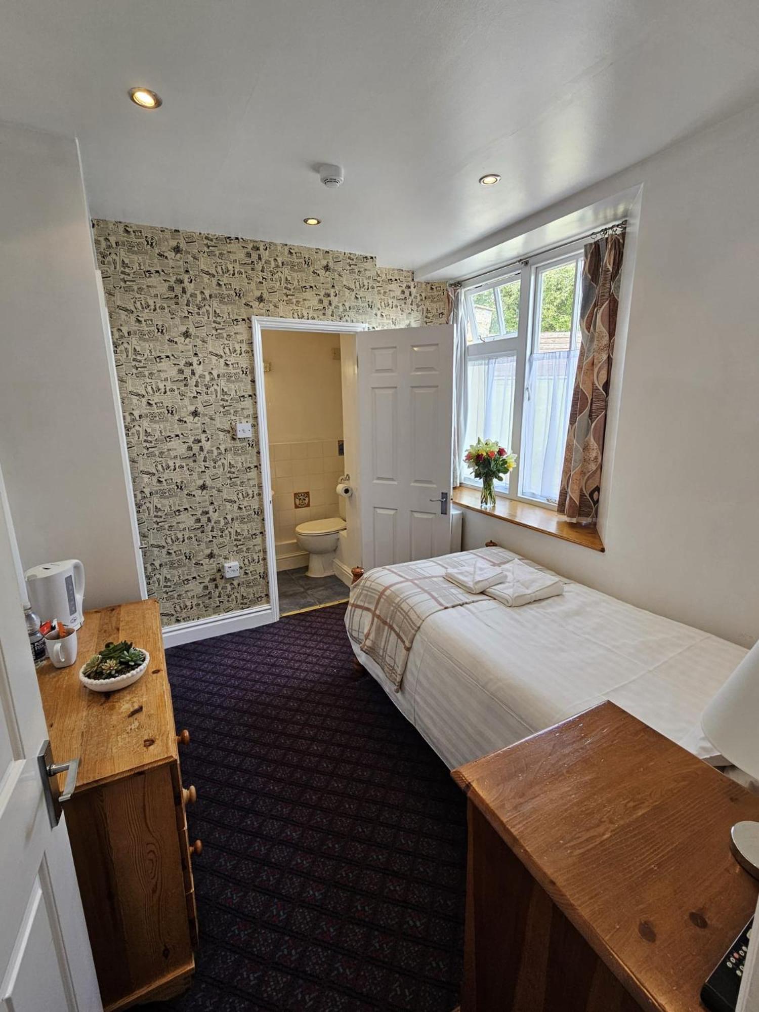 Single Room with Private Bathroom photo 3