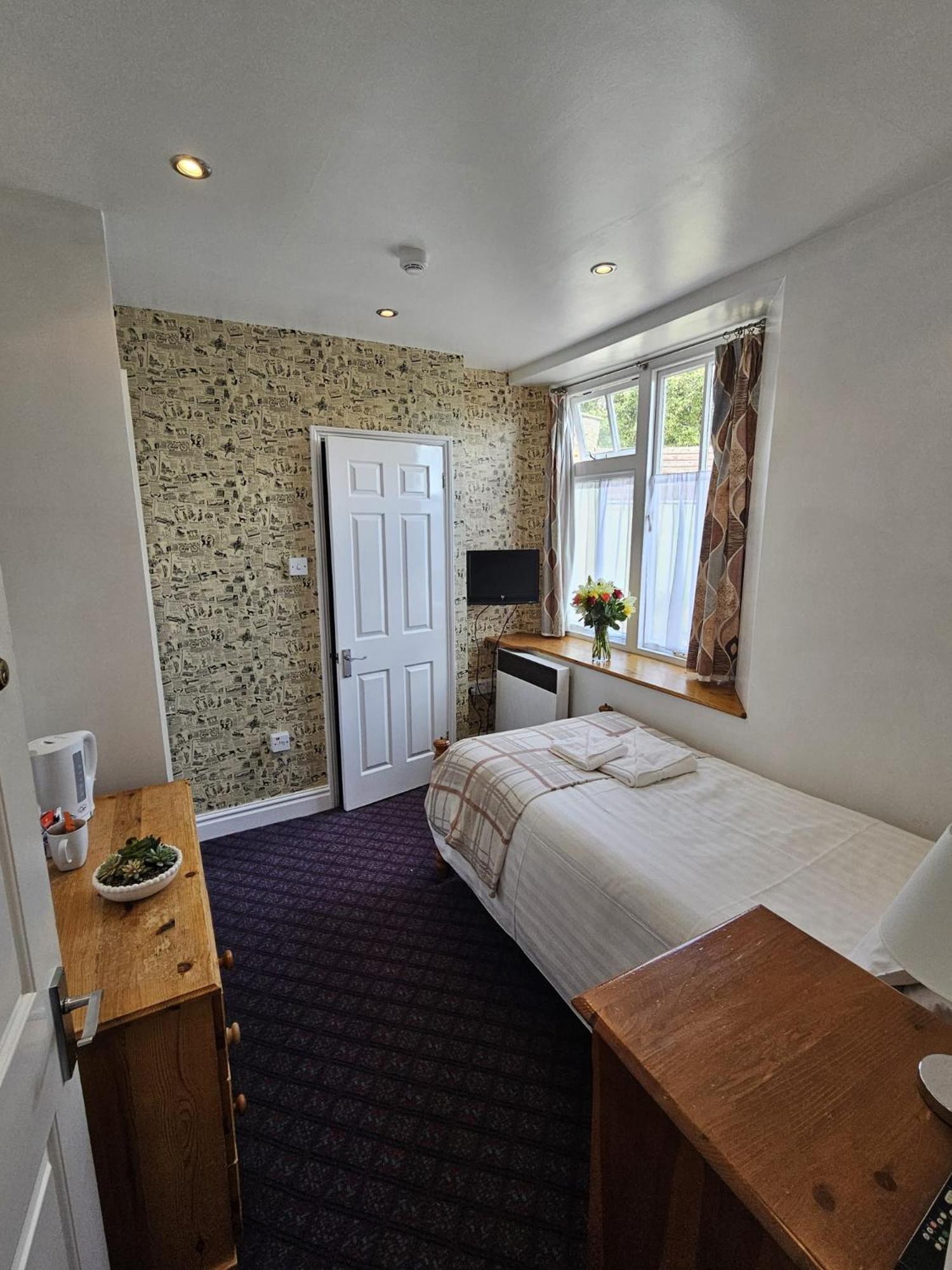 Single Room with Private Bathroom photo 2