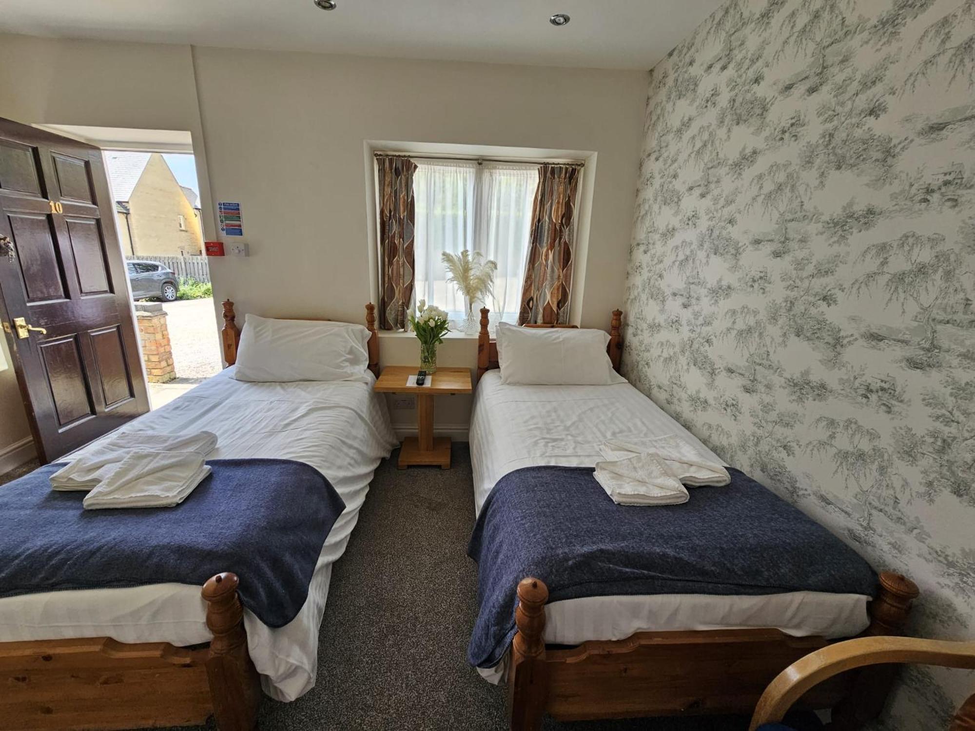 Twin Room with Private Bathroom photo 3